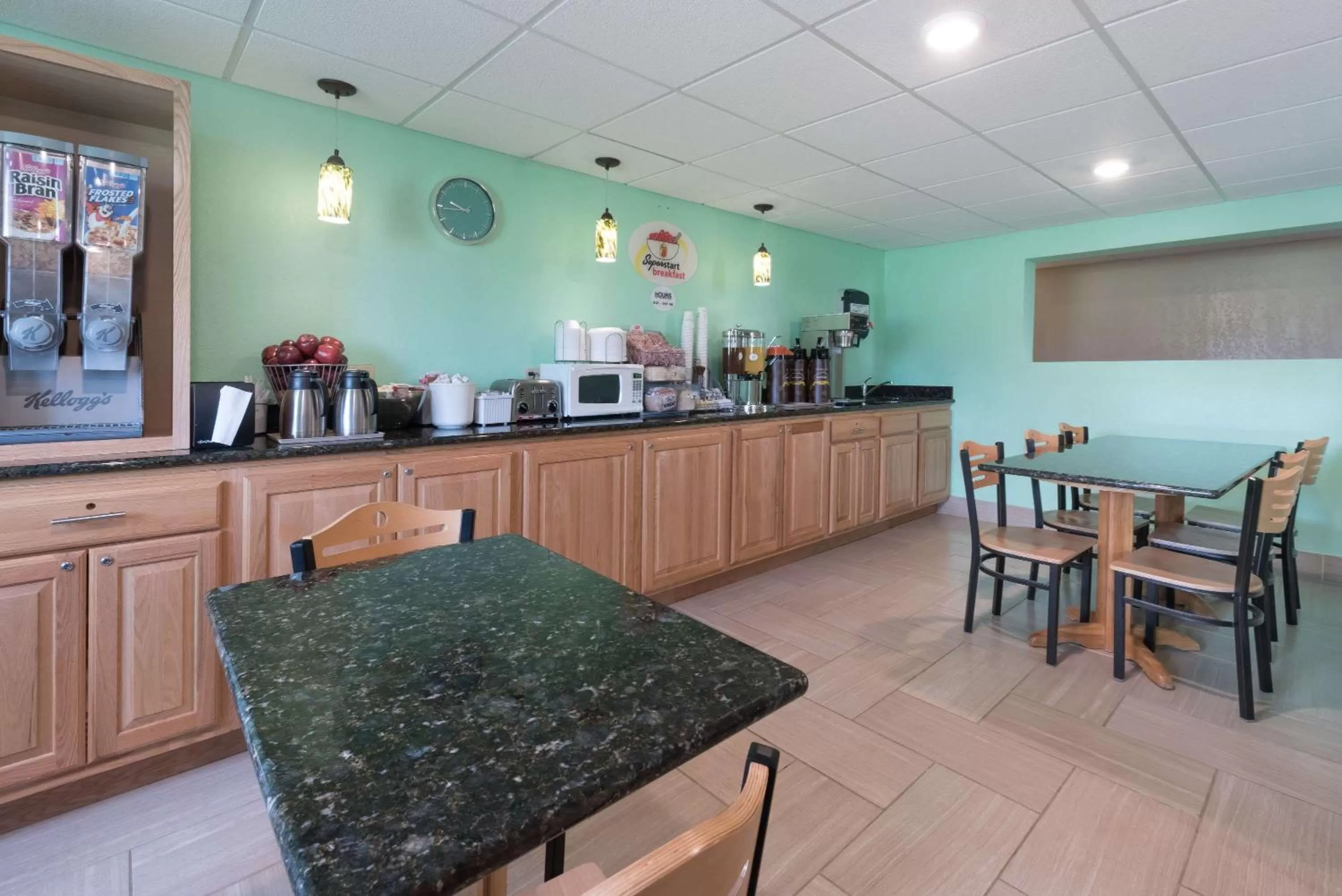 Restaurant/places to eat in Super 8 by Wyndham Devils Lake