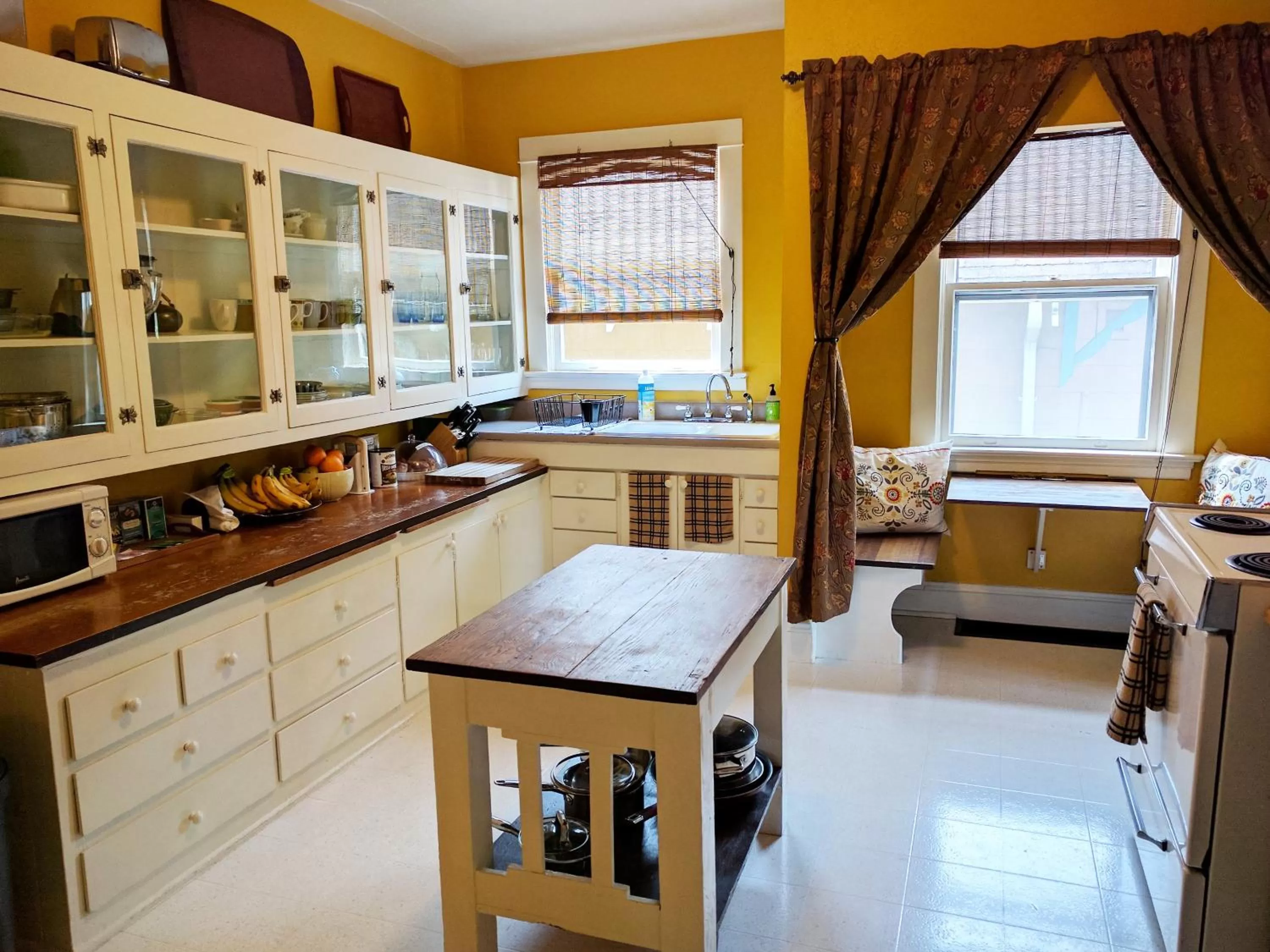 Kitchen or kitchenette in Bluebird Guesthouse