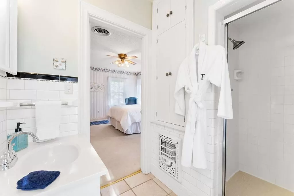 Bathroom in Presidents House B & B