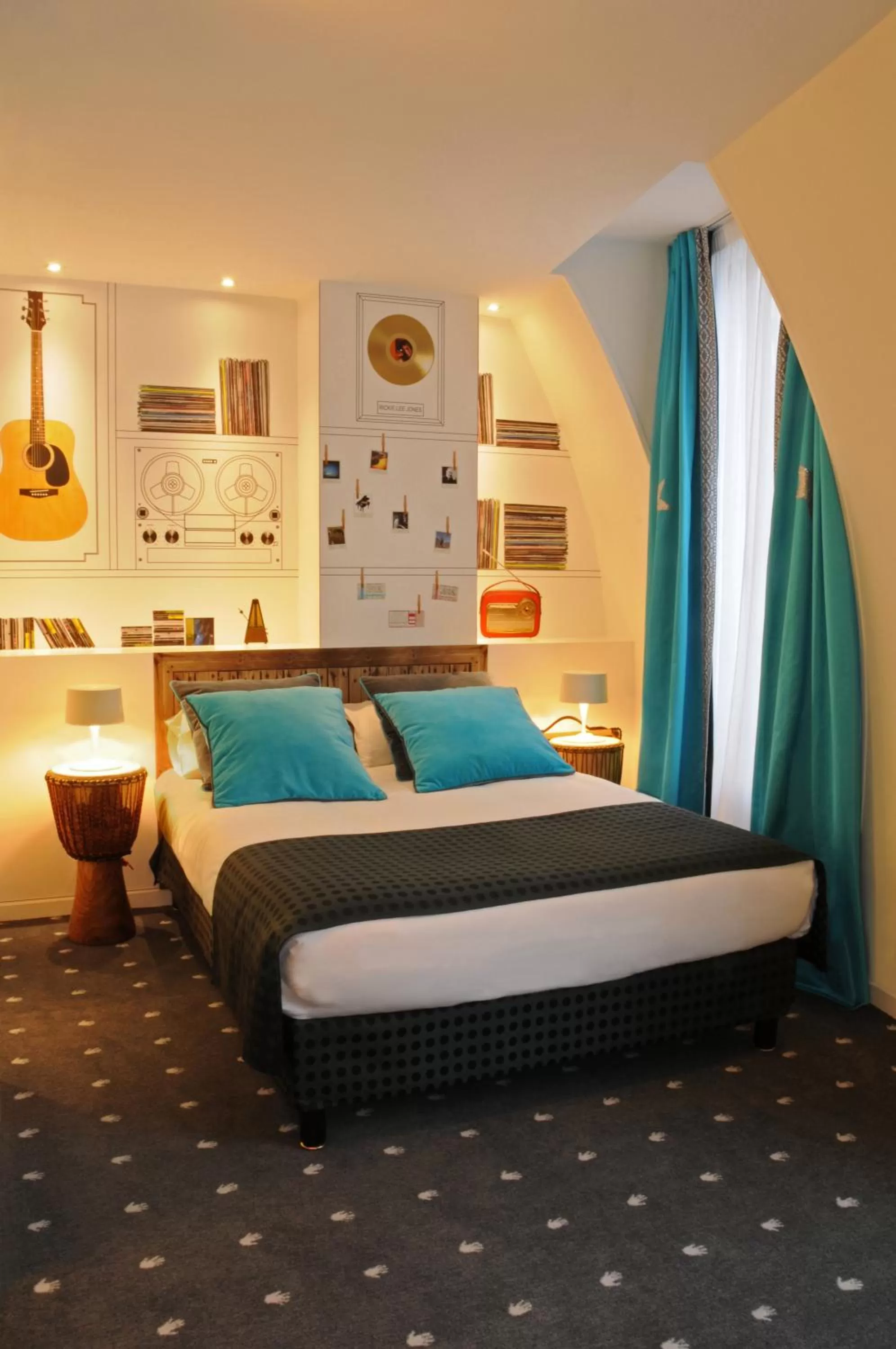 Bed in Hôtel du Triangle d'Or