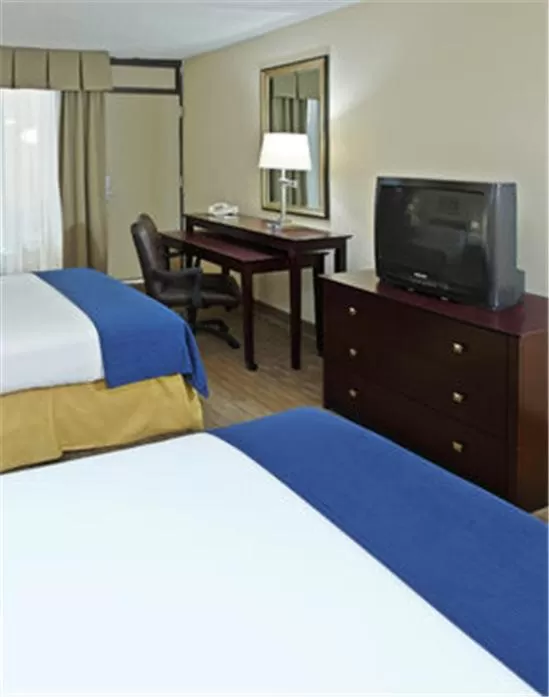 Bed in Holiday Inn Express Little Rock-Airport by IHG