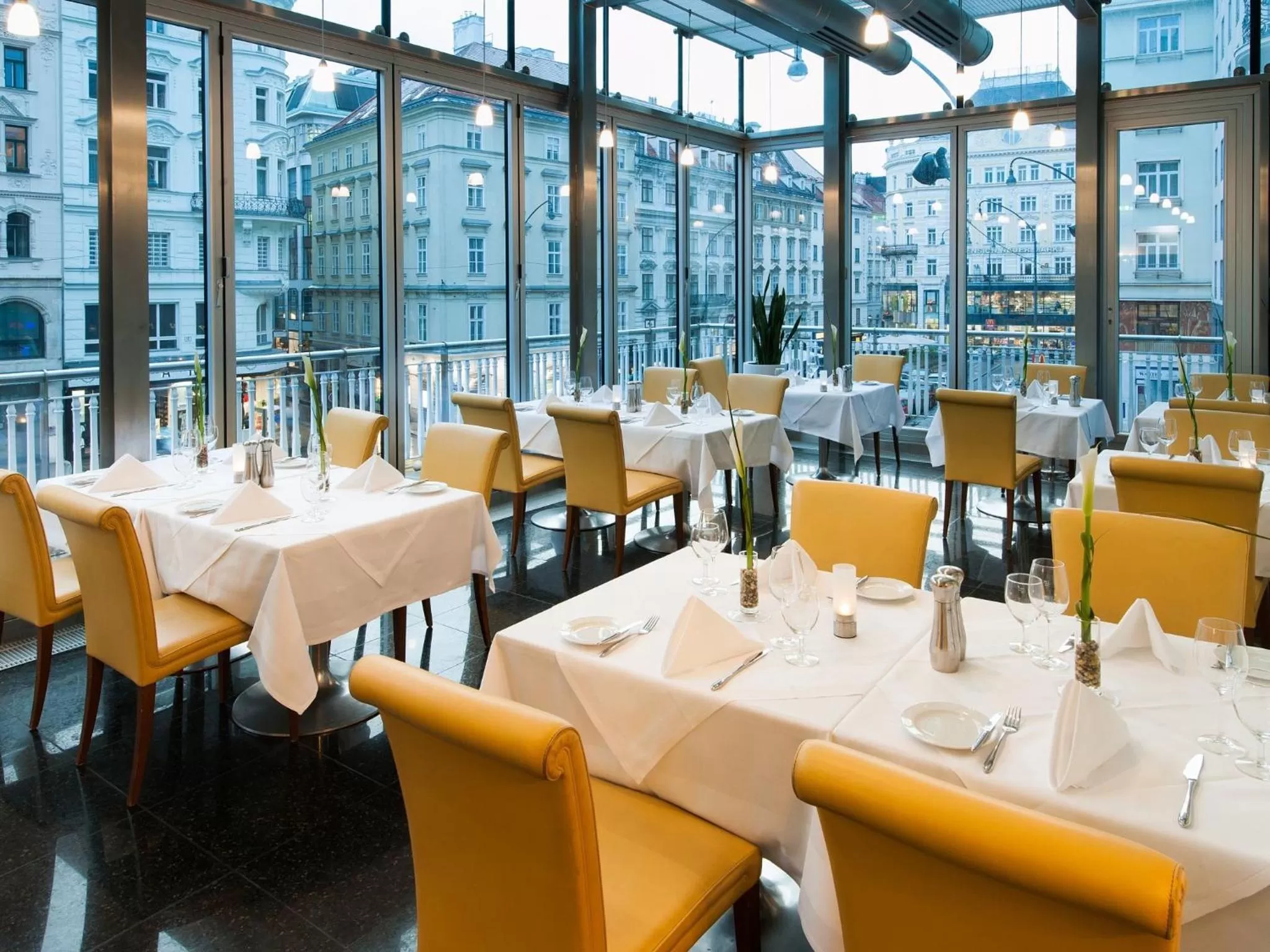 Restaurant/places to eat in Hotel Ambassador