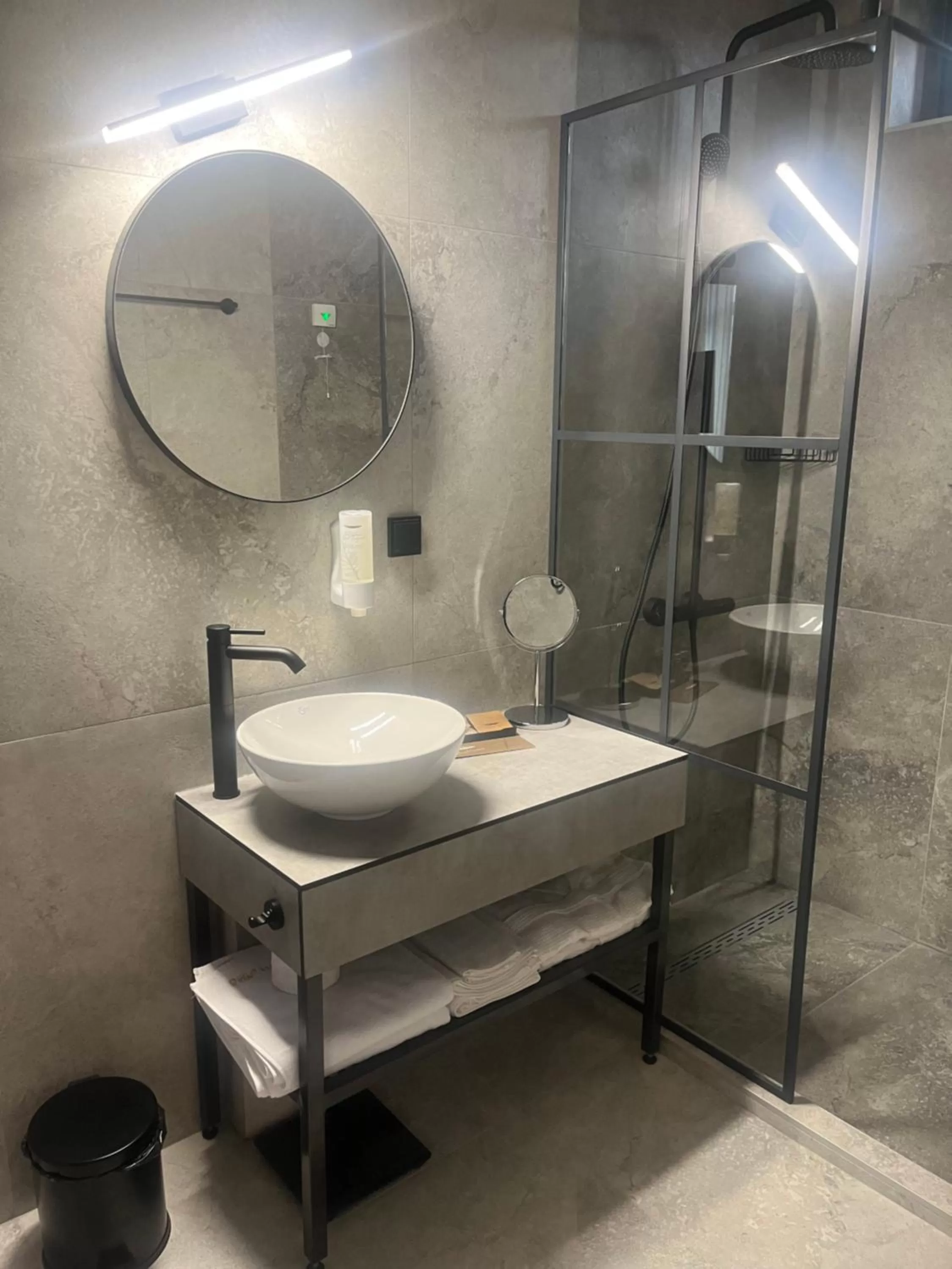 Shower in Hotel NIKS