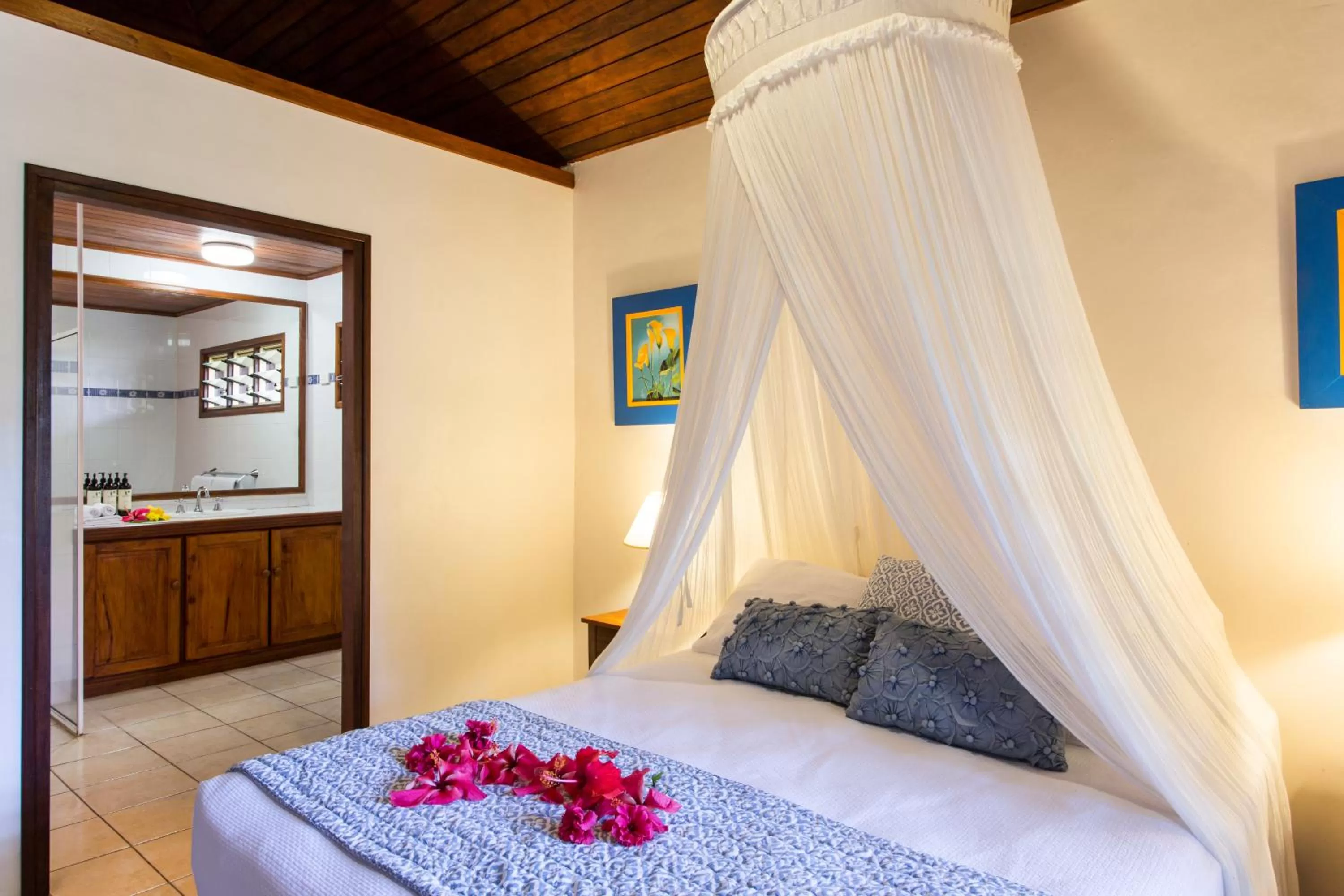 Photo of the whole room, Bed in Poppy's on the Lagoon