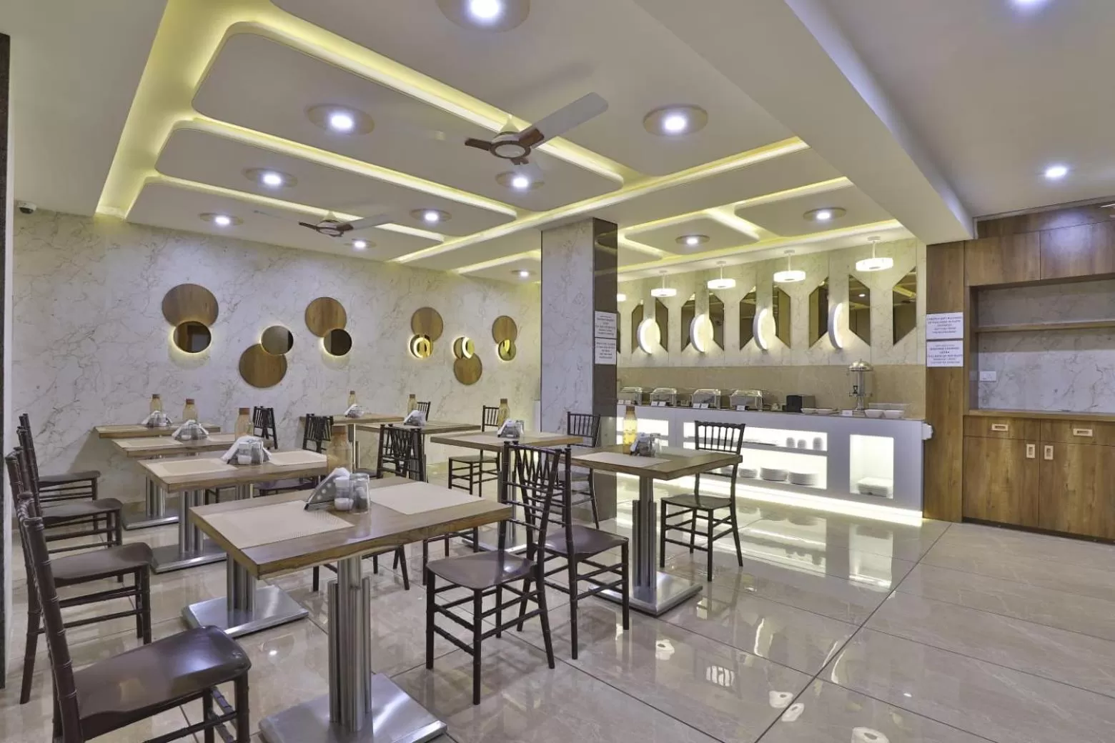 Restaurant/places to eat in Hotel Pearl