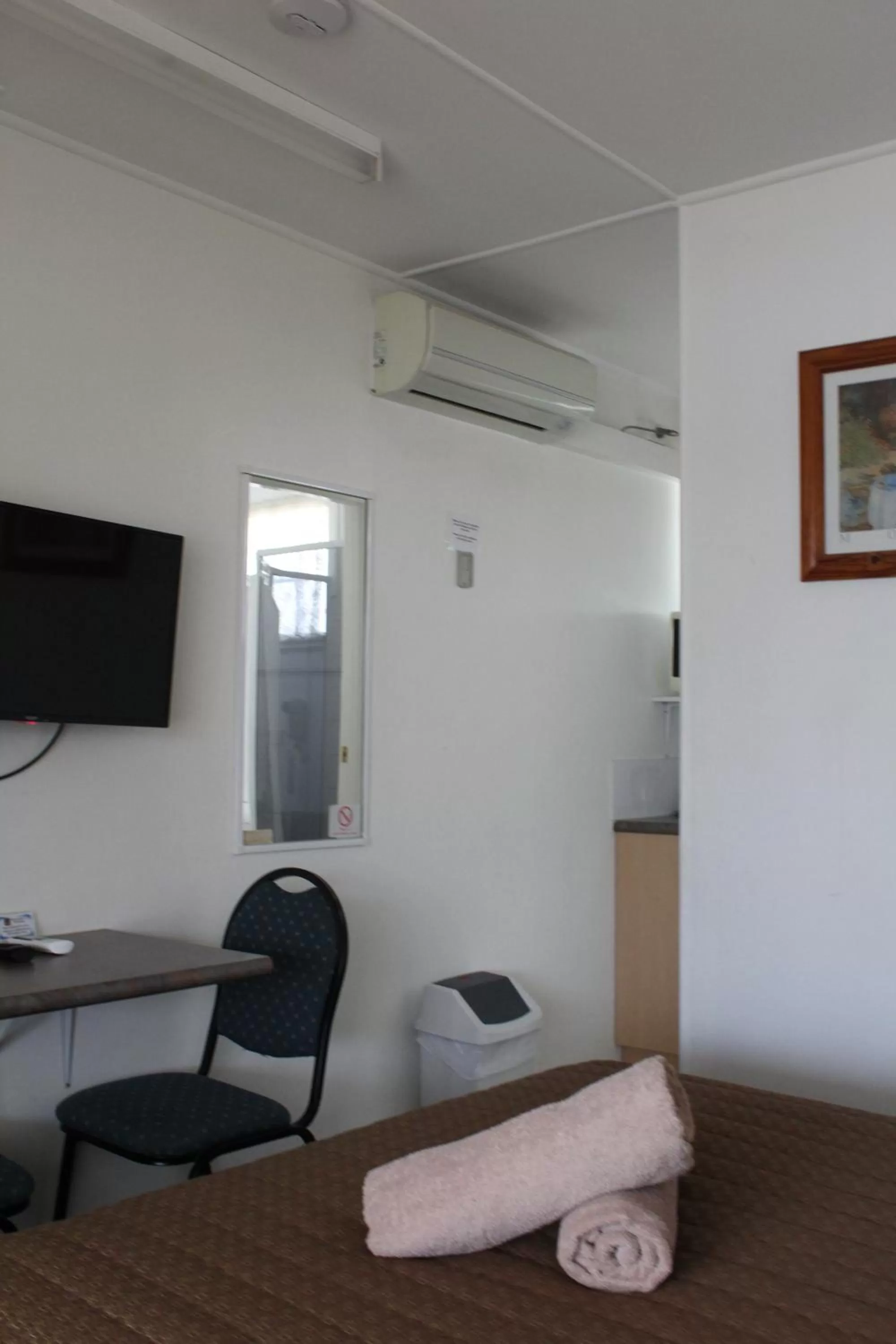 Bedroom, Seating Area in Tally Ho Motor Inn