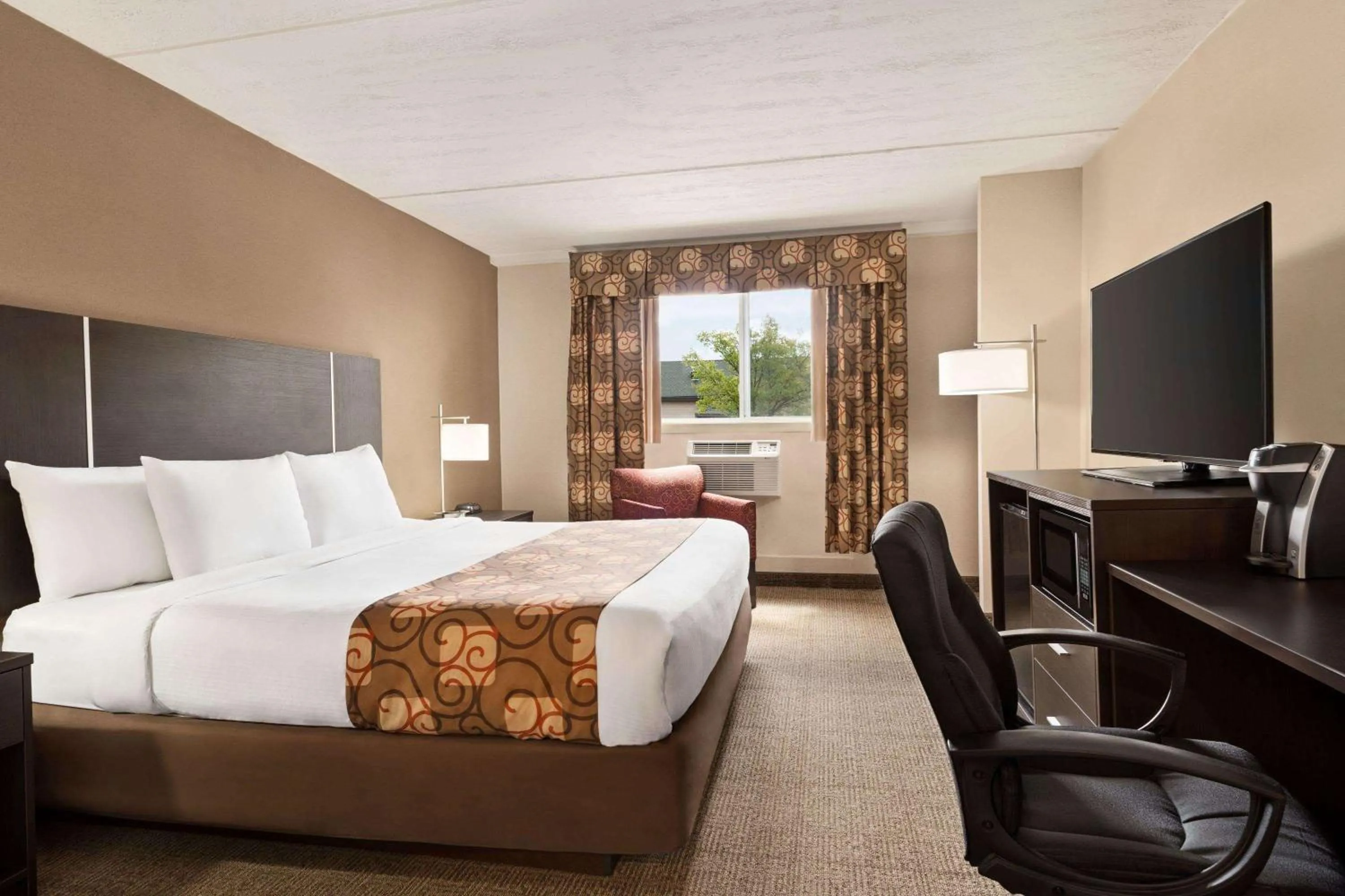 Photo of the whole room, Bed in Days Inn by Wyndham Airport/Maine Mall