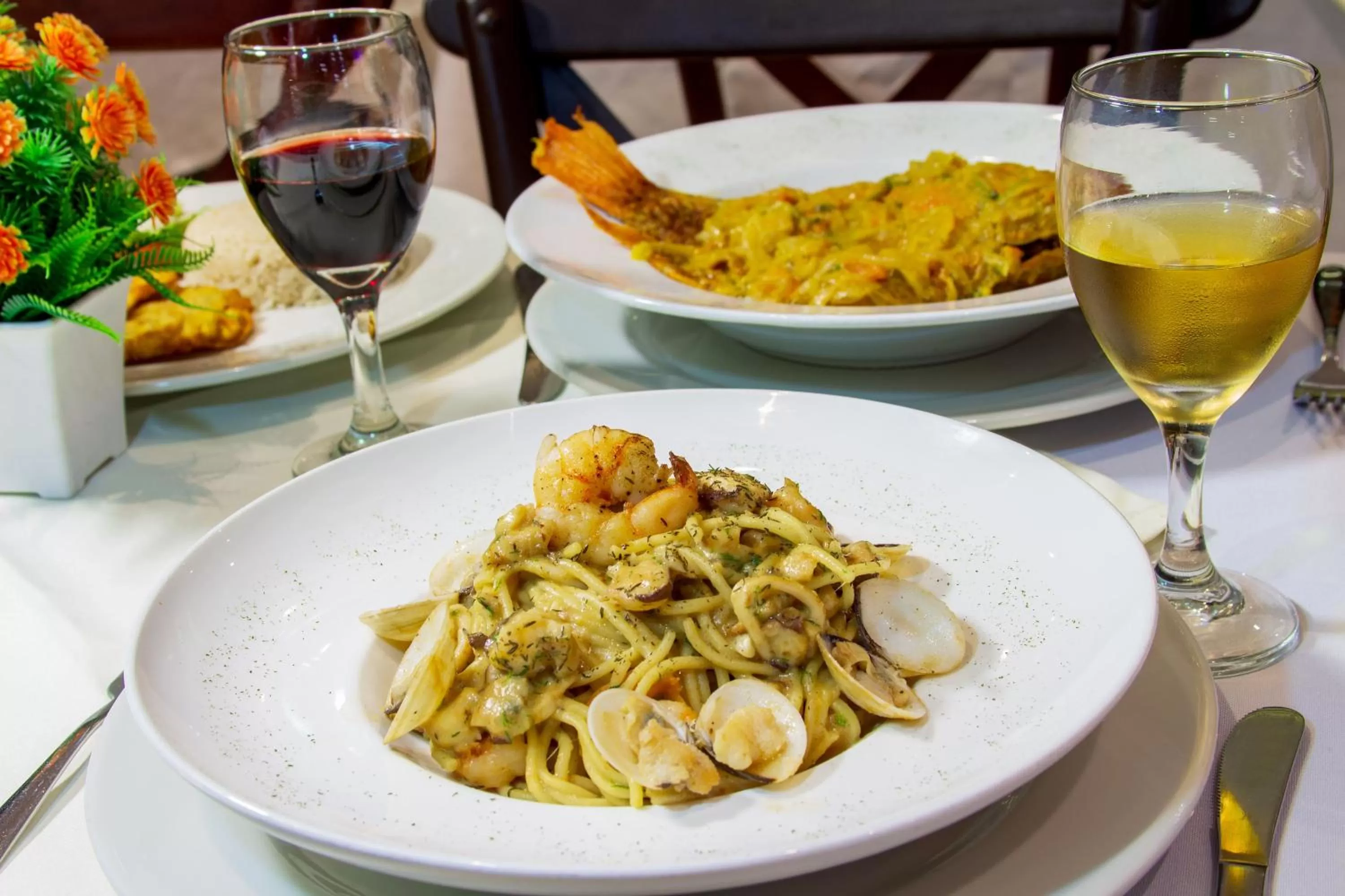 Restaurant/places to eat in Hotel Aixo Suites By GEH Suites