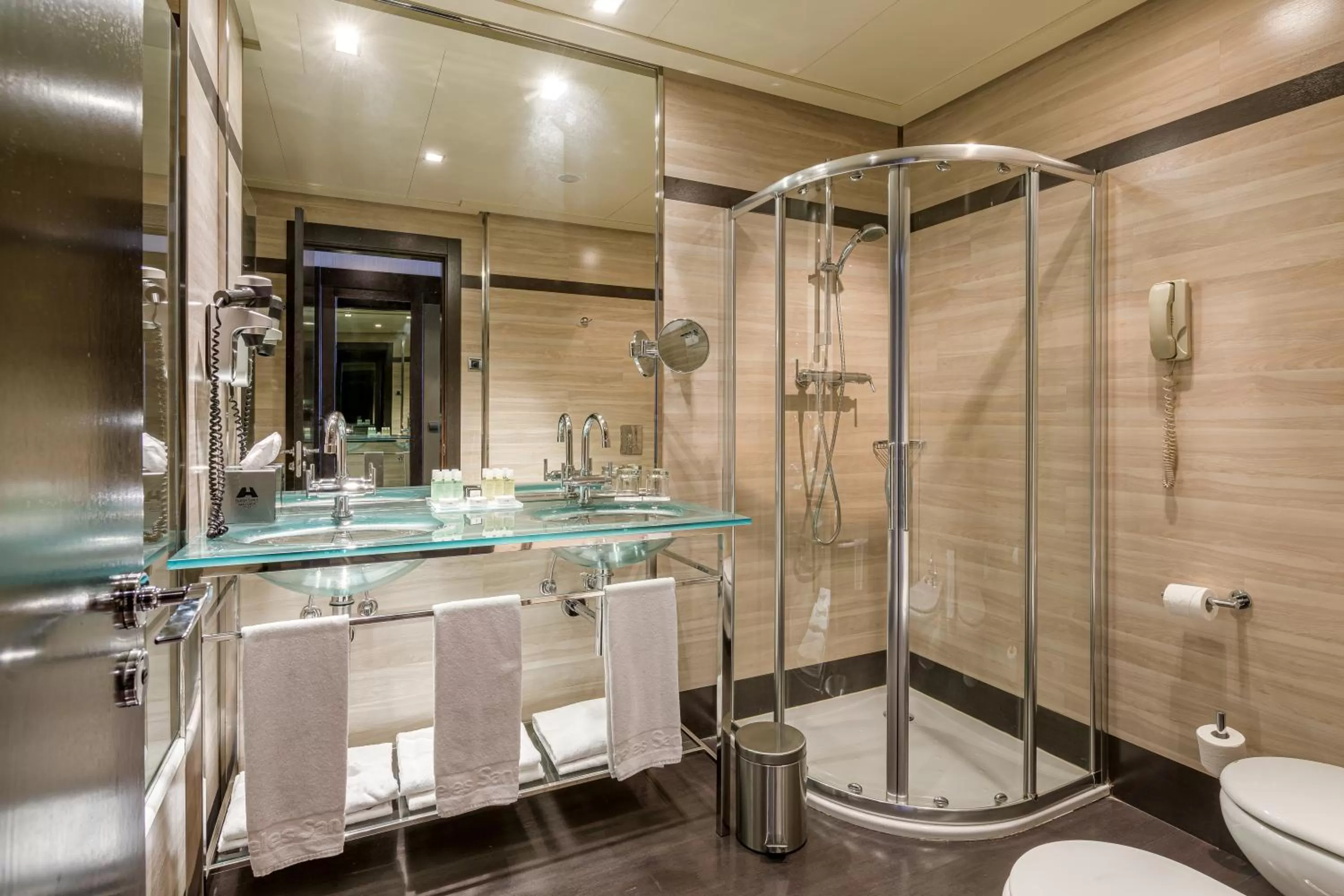 Bathroom in Hotel Maydrit Airport