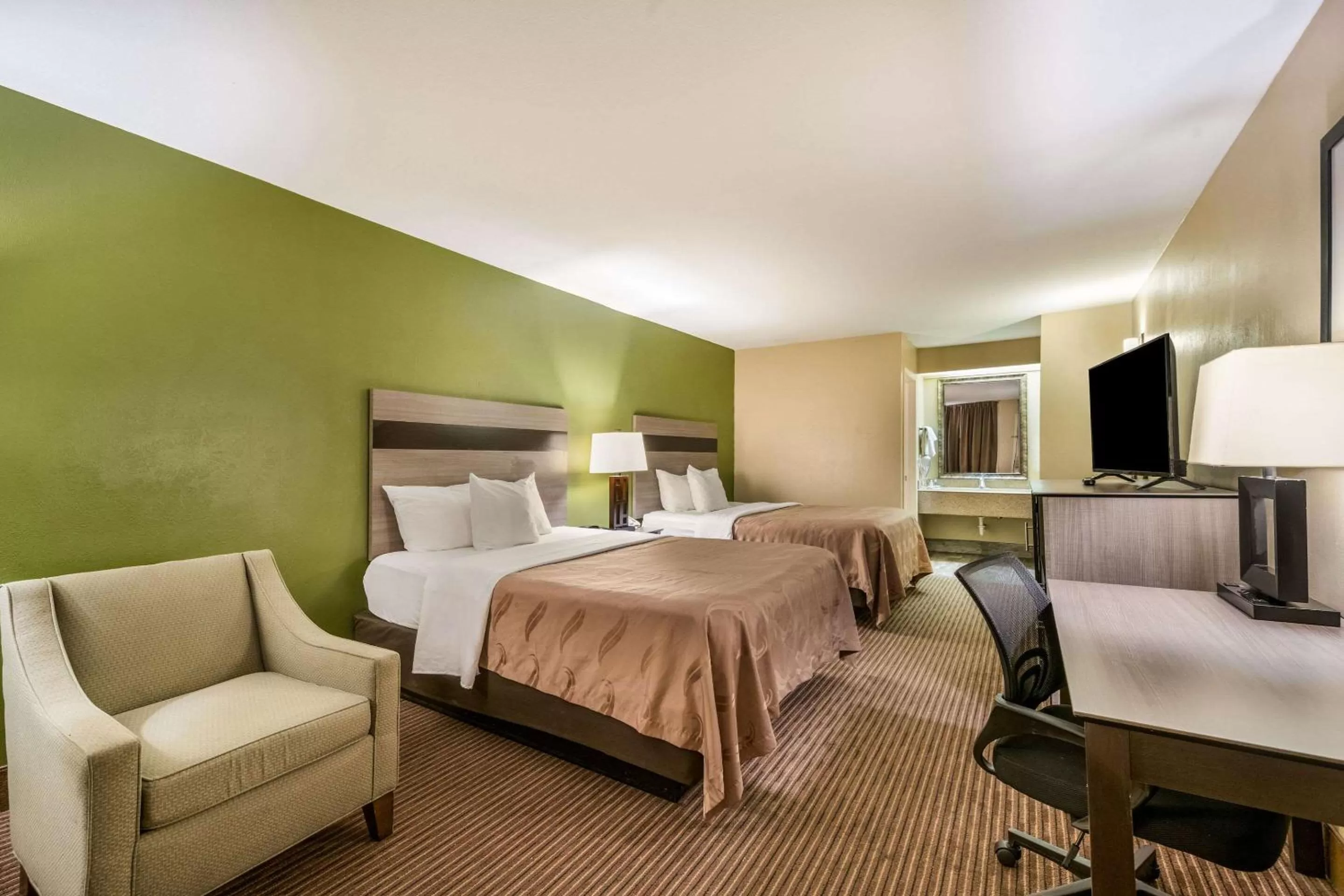 Photo of the whole room, Bed in Quality Inn & Suites Garland - East Dallas