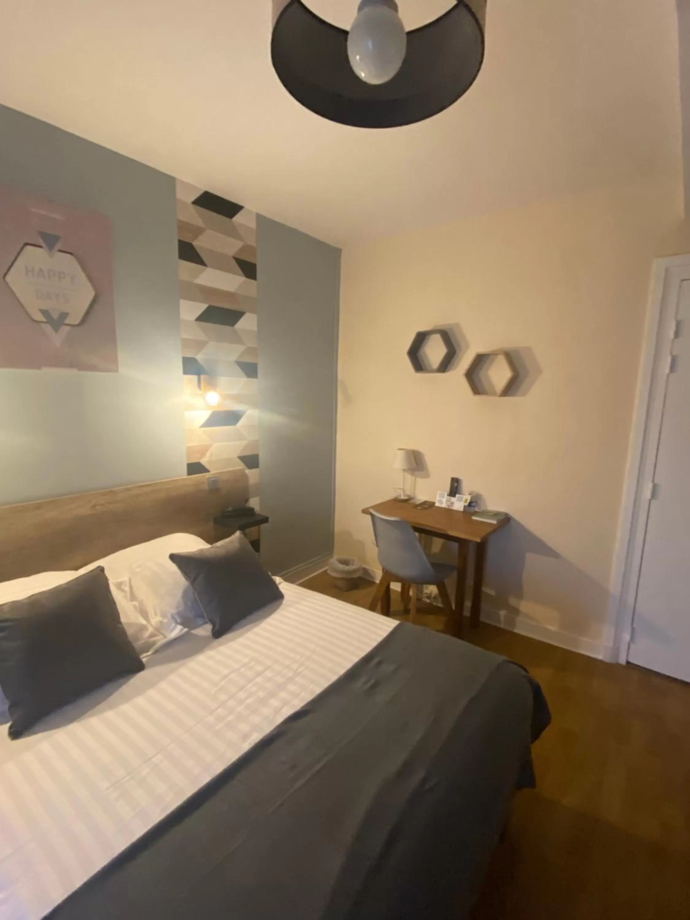 Photo of the whole room, Bed in Logis Hôtel Le Cygne