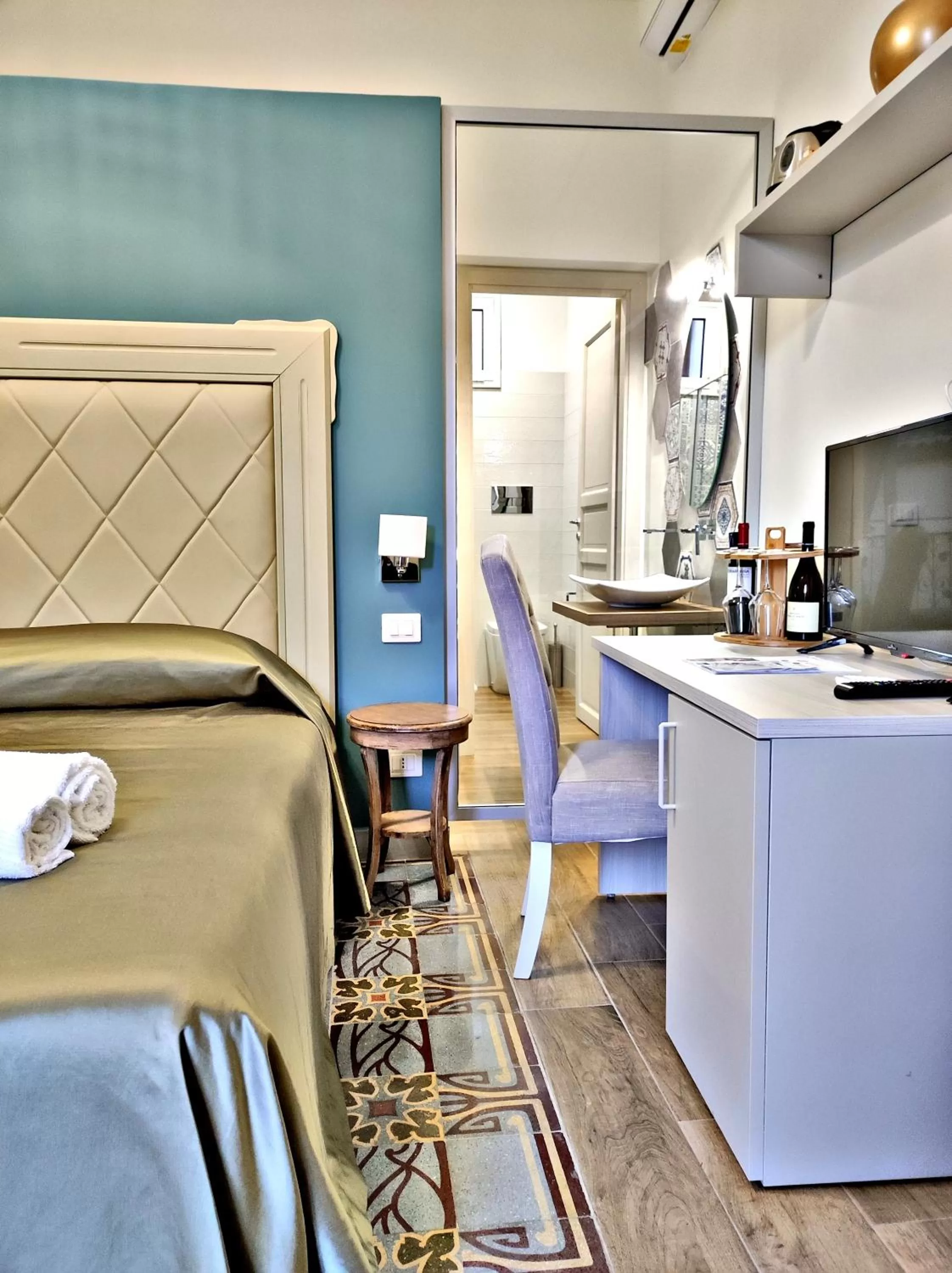 Bedroom, Kitchen/Kitchenette in Kèramos Luxury Rooms