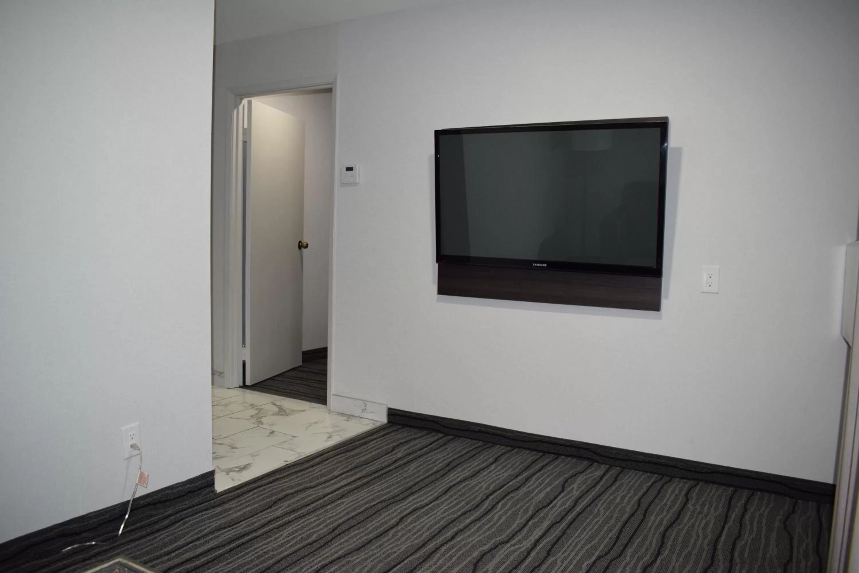 TV and multimedia in Days Inn by Wyndham Kingston