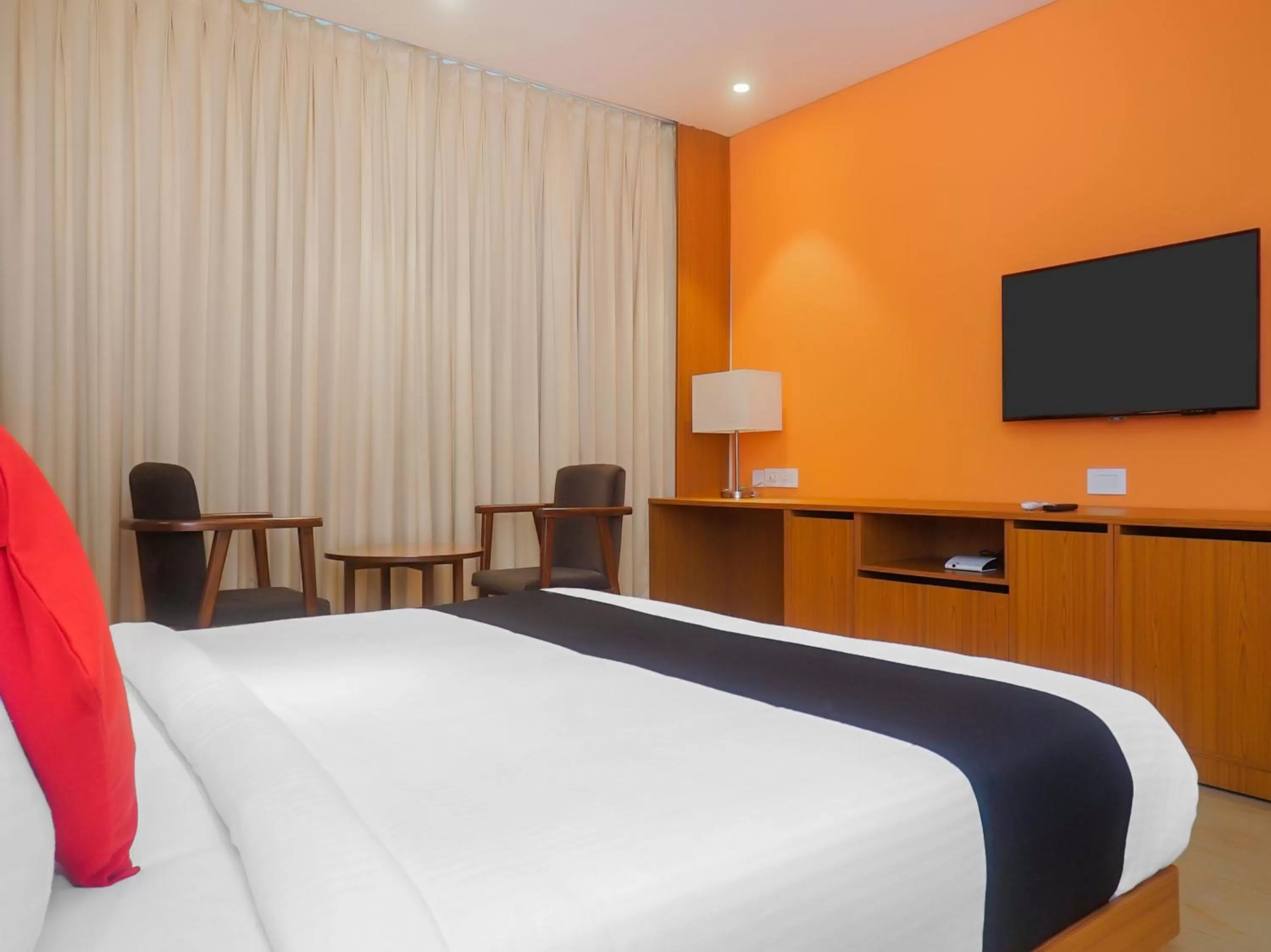 Bedroom, Bed in Grand Tamanna Hotel