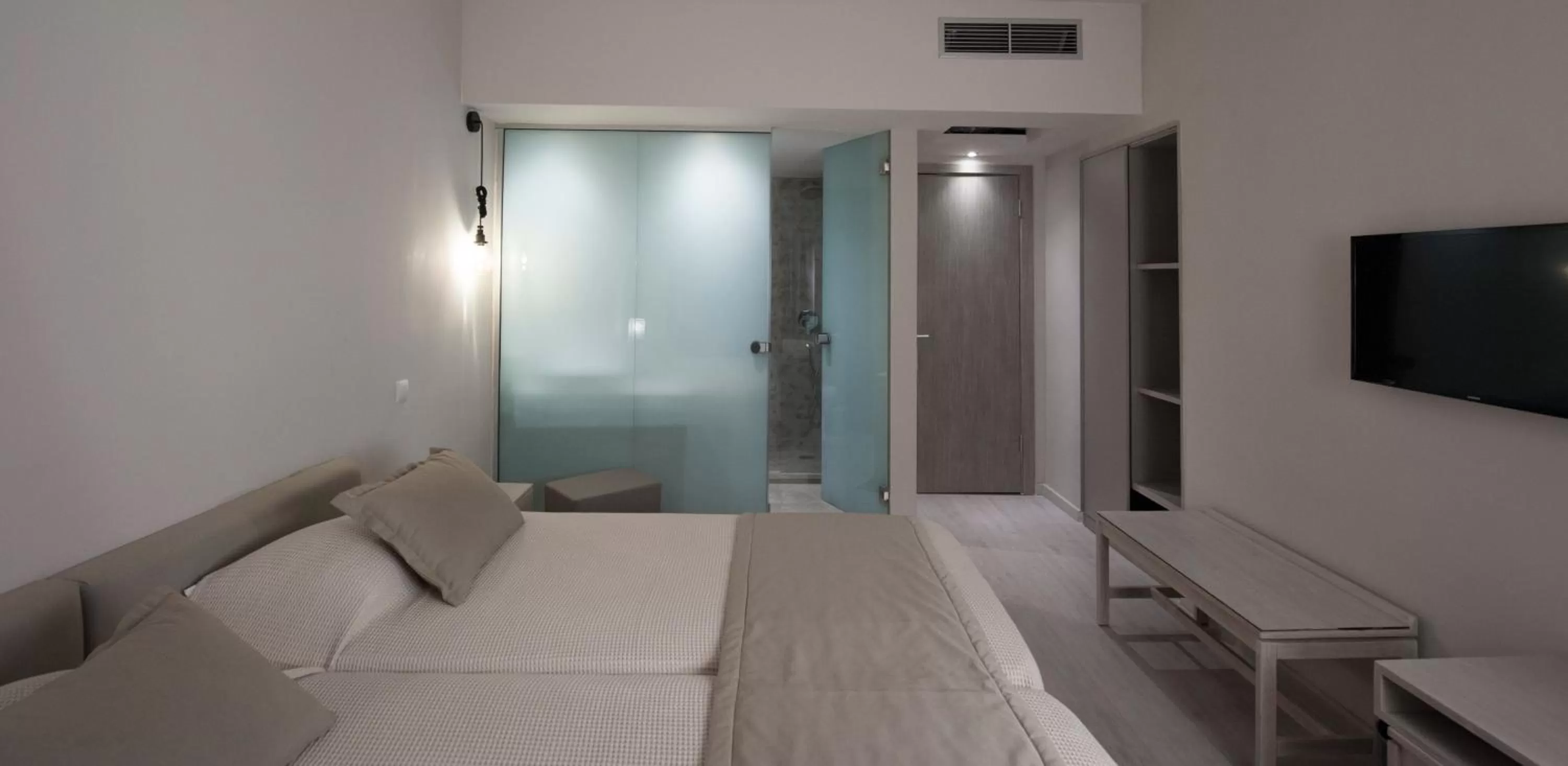 Bedroom, Bed in King Saron Hotel Resort