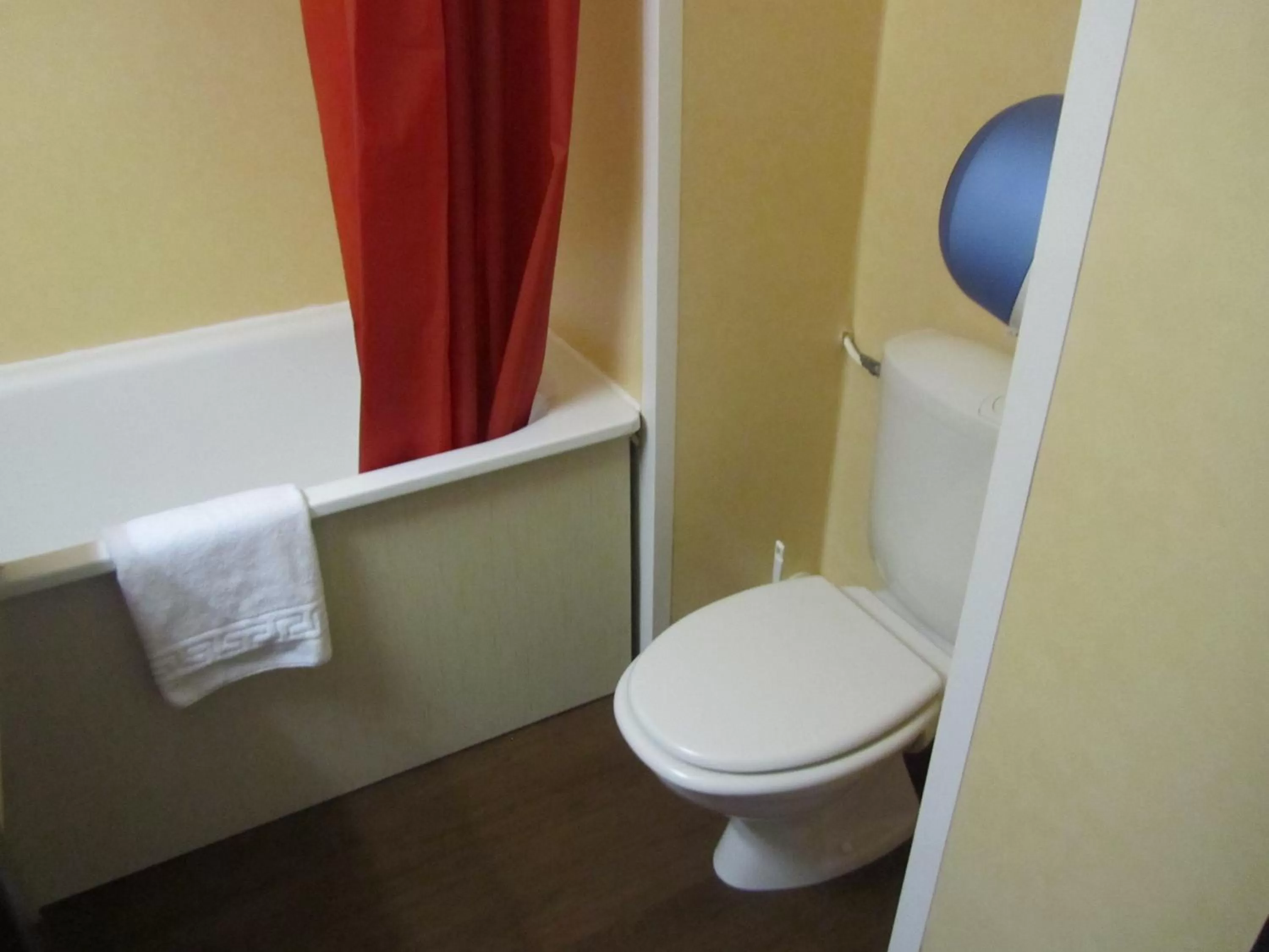 Toilet in Hôtel Le Saint Joseph