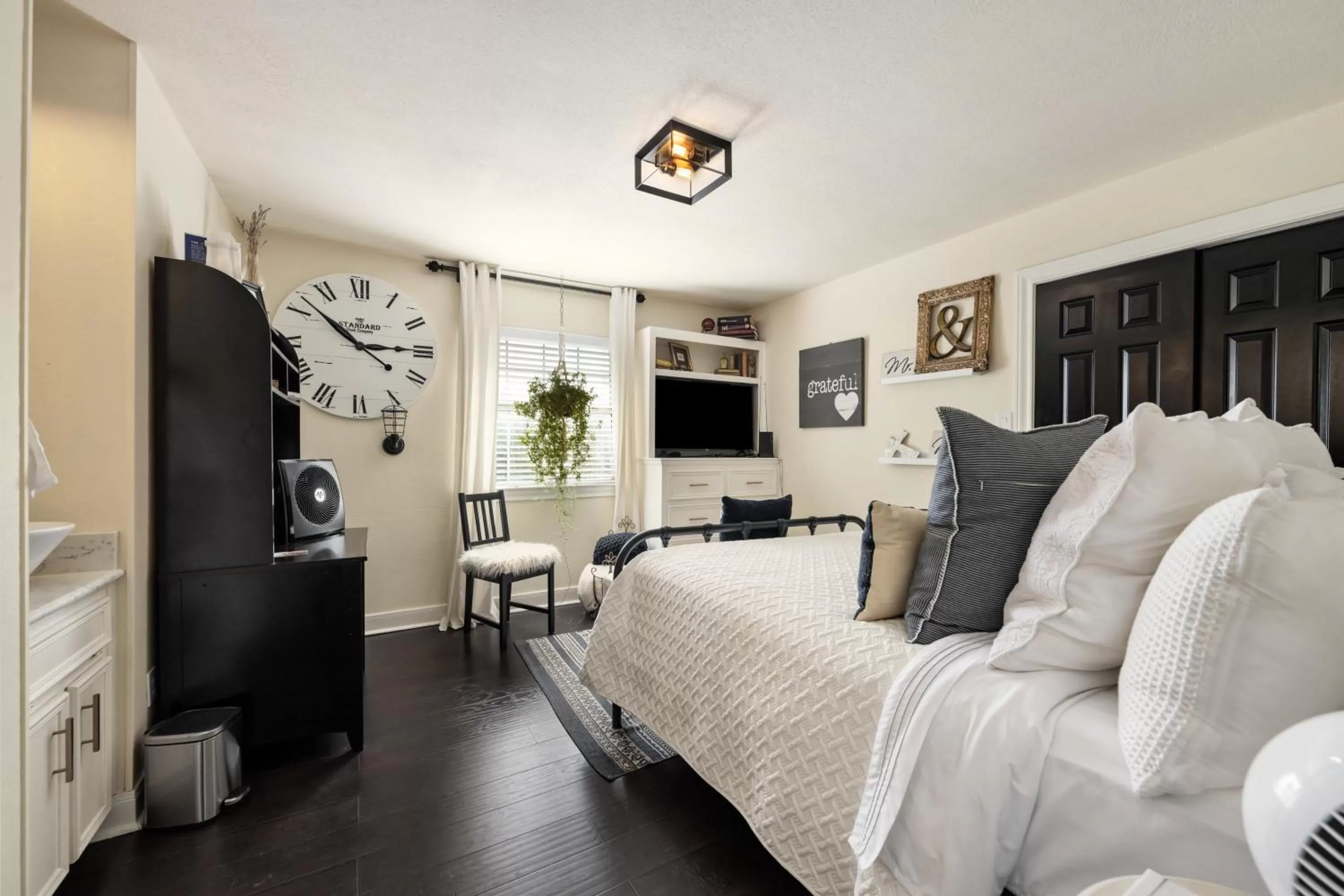 Bed in The Plantation House Boutique Inn