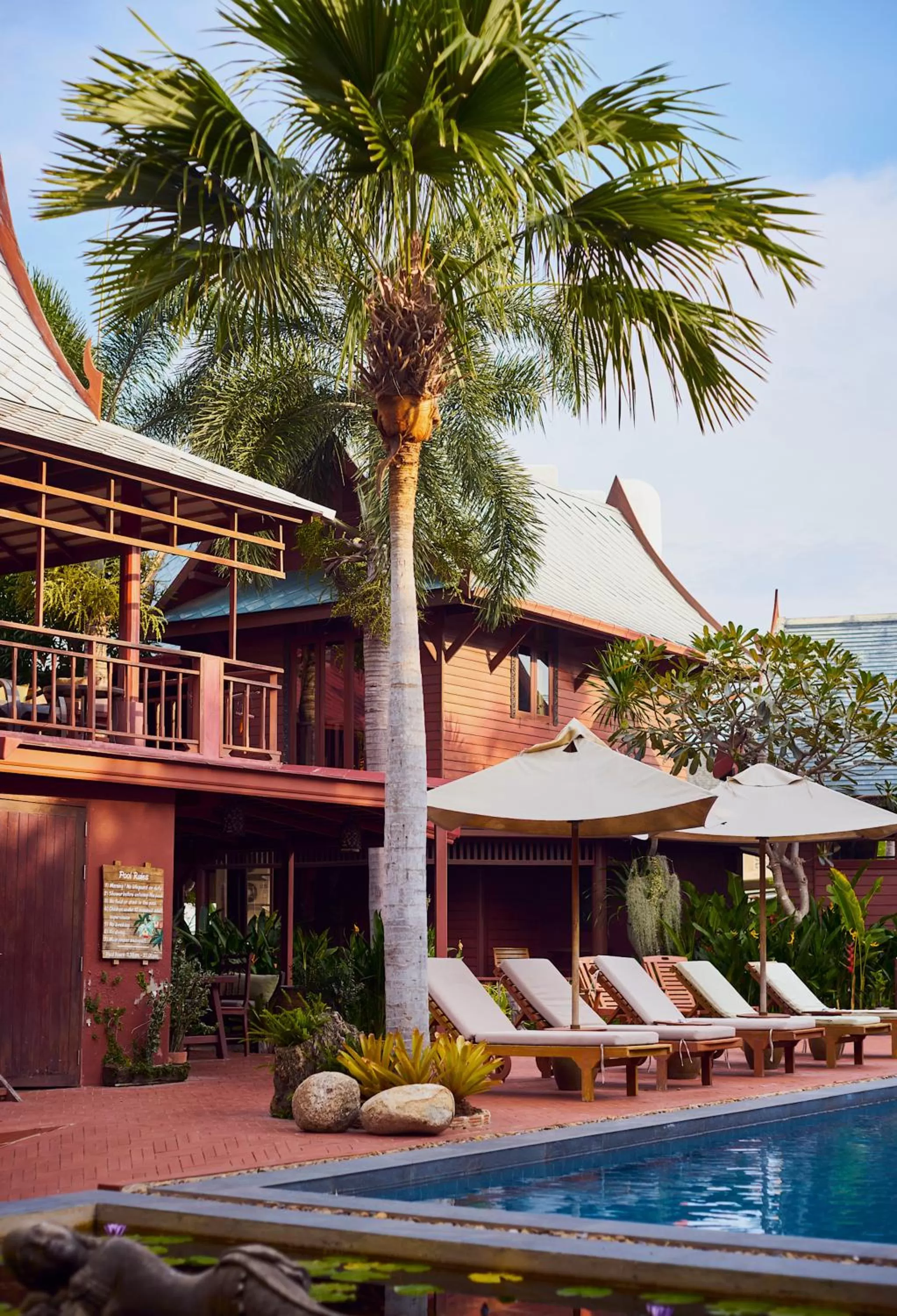 Swimming pool in Ruenkanok Thaihouse Resort