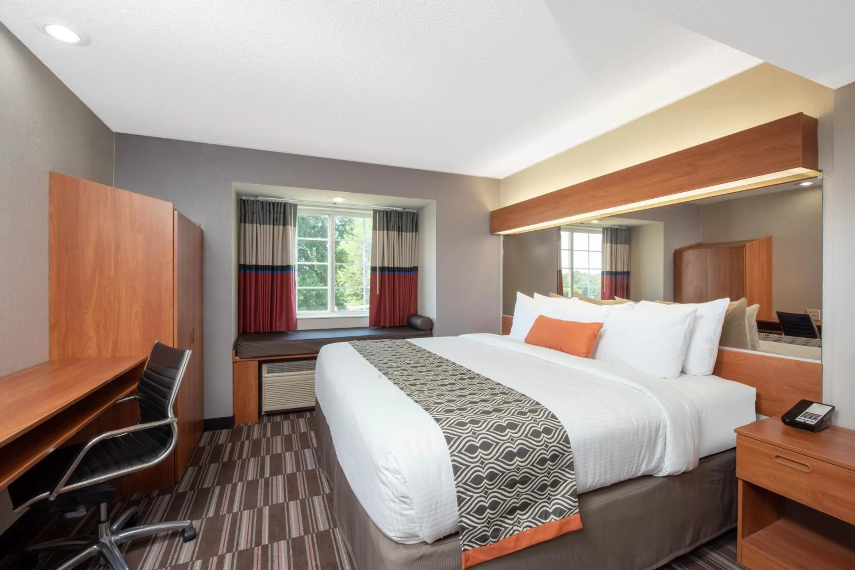 Photo of the whole room, Bed in Microtel Inn & Suites by Wyndham Springfield