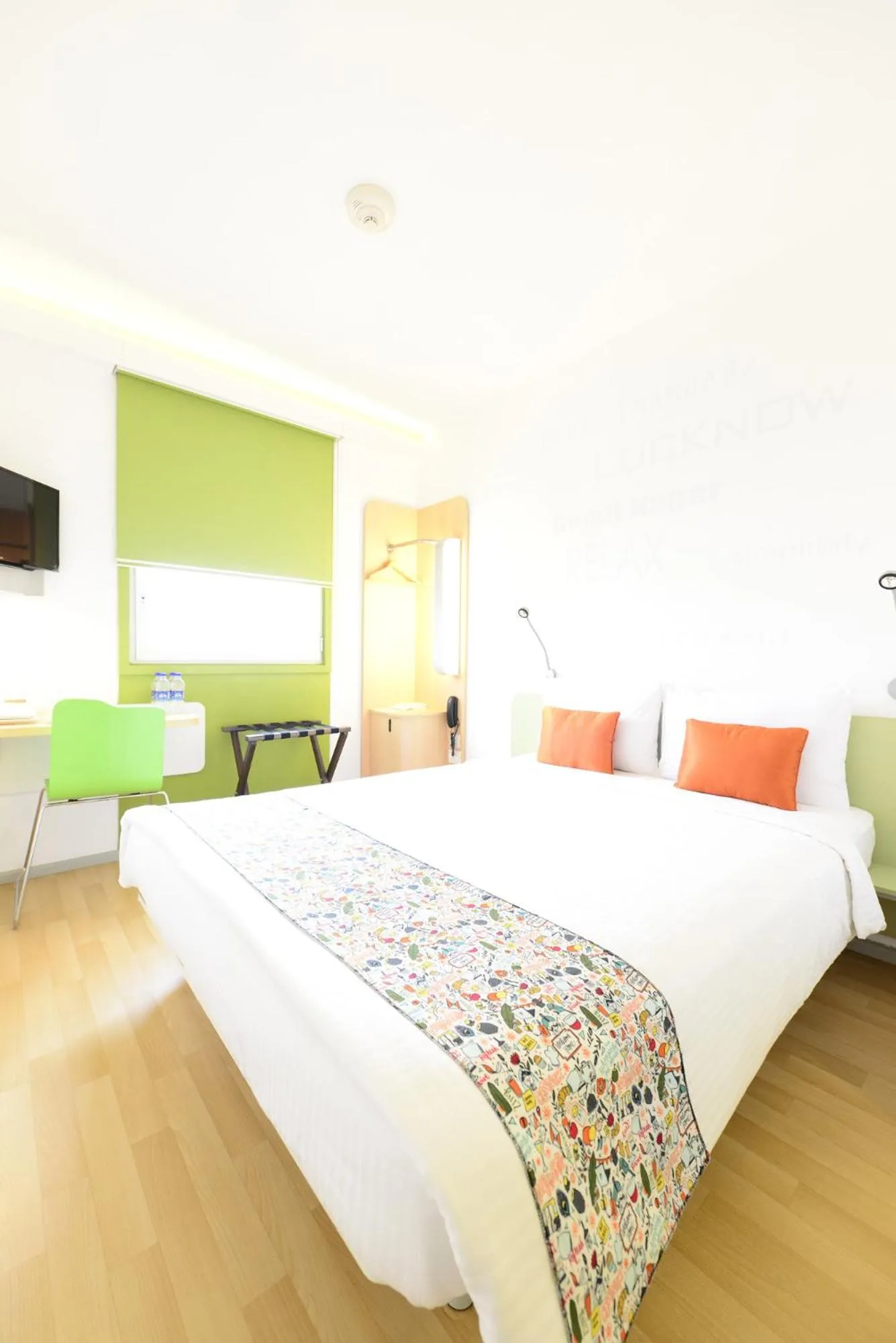 Communal lounge/ TV room, Bed in Ginger Lucknow