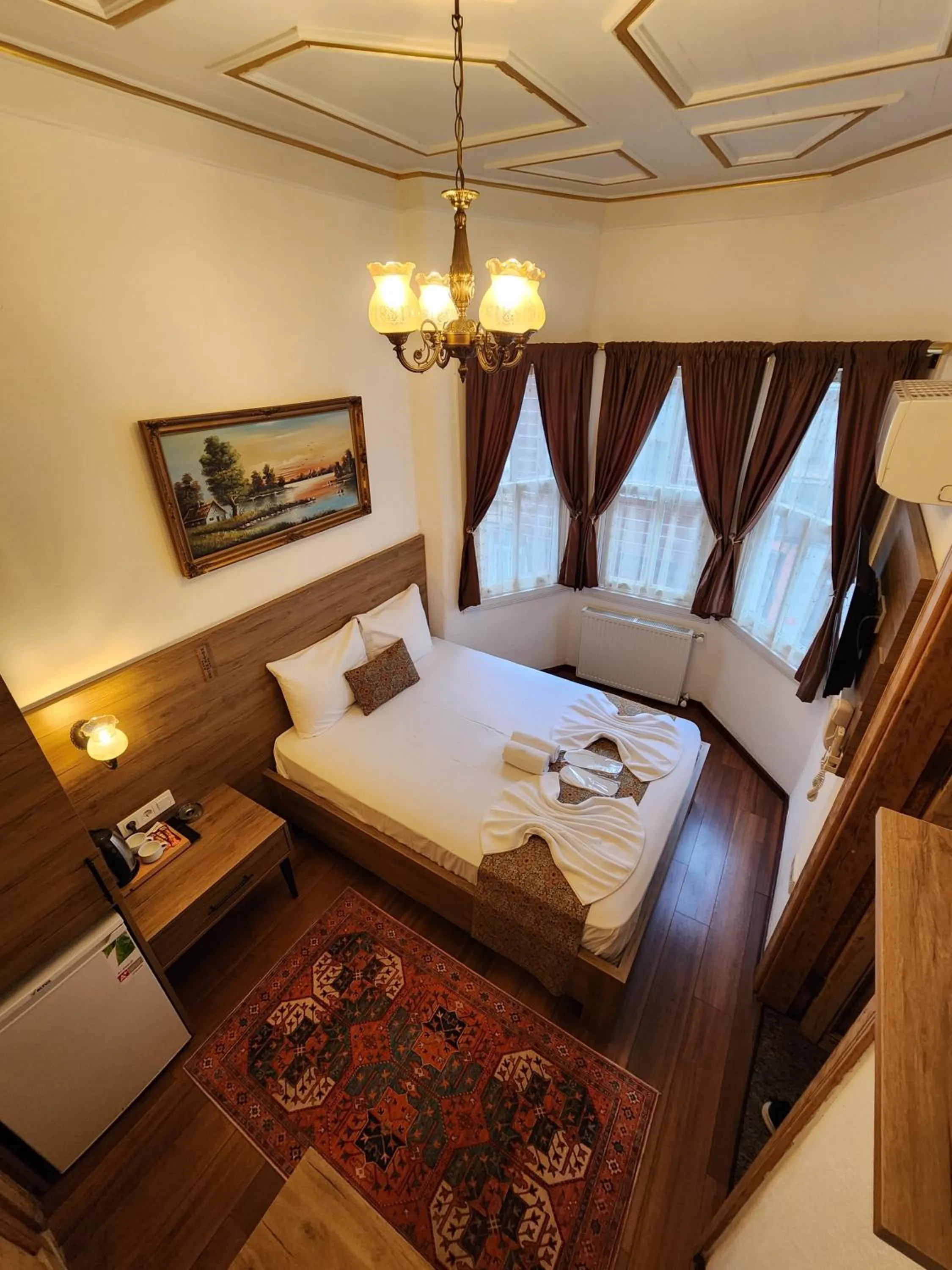 Photo of the whole room, Bed in Kadıköy White House