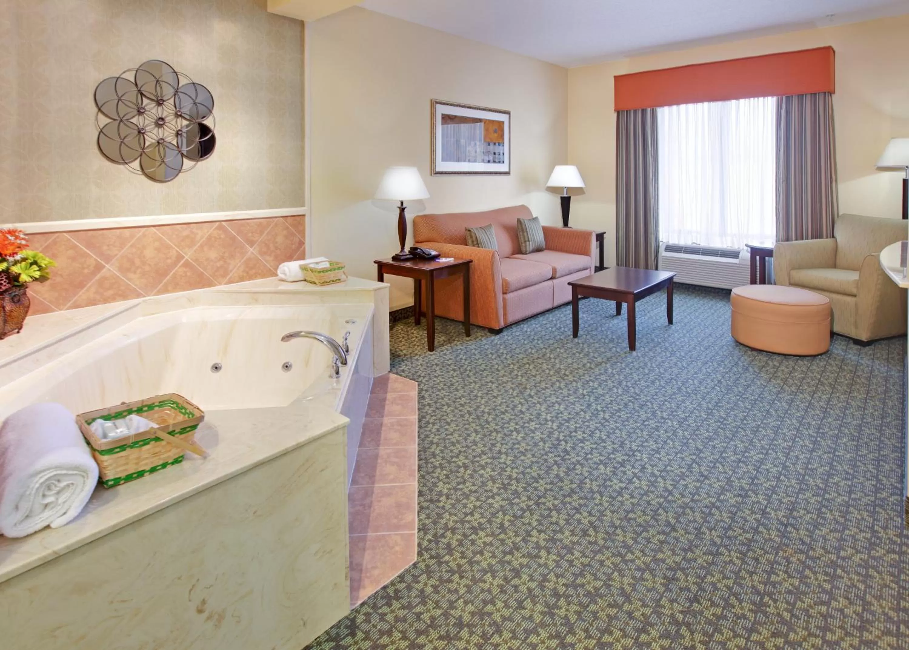 Photo of the whole room, Bed in Holiday Inn Express & Suites Covington by IHG
