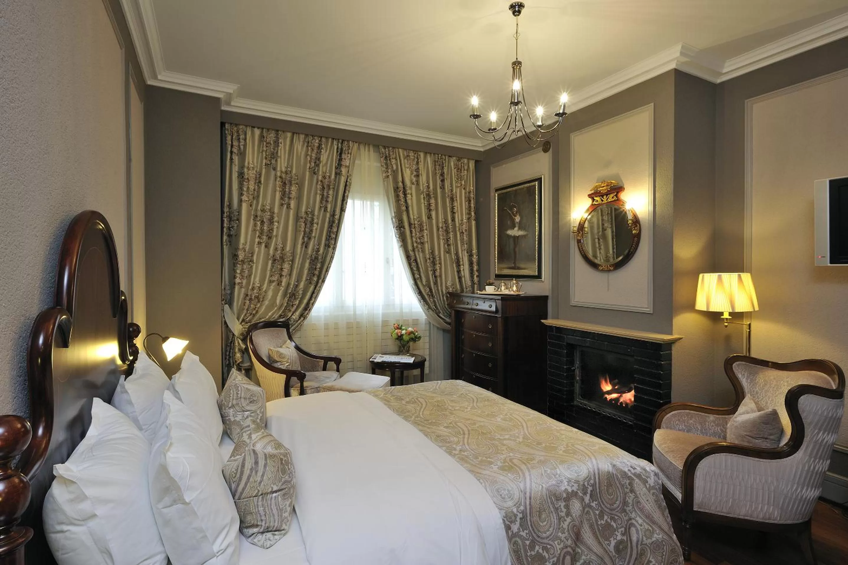 Bedroom, Bed in Hôtel de la Cigogne