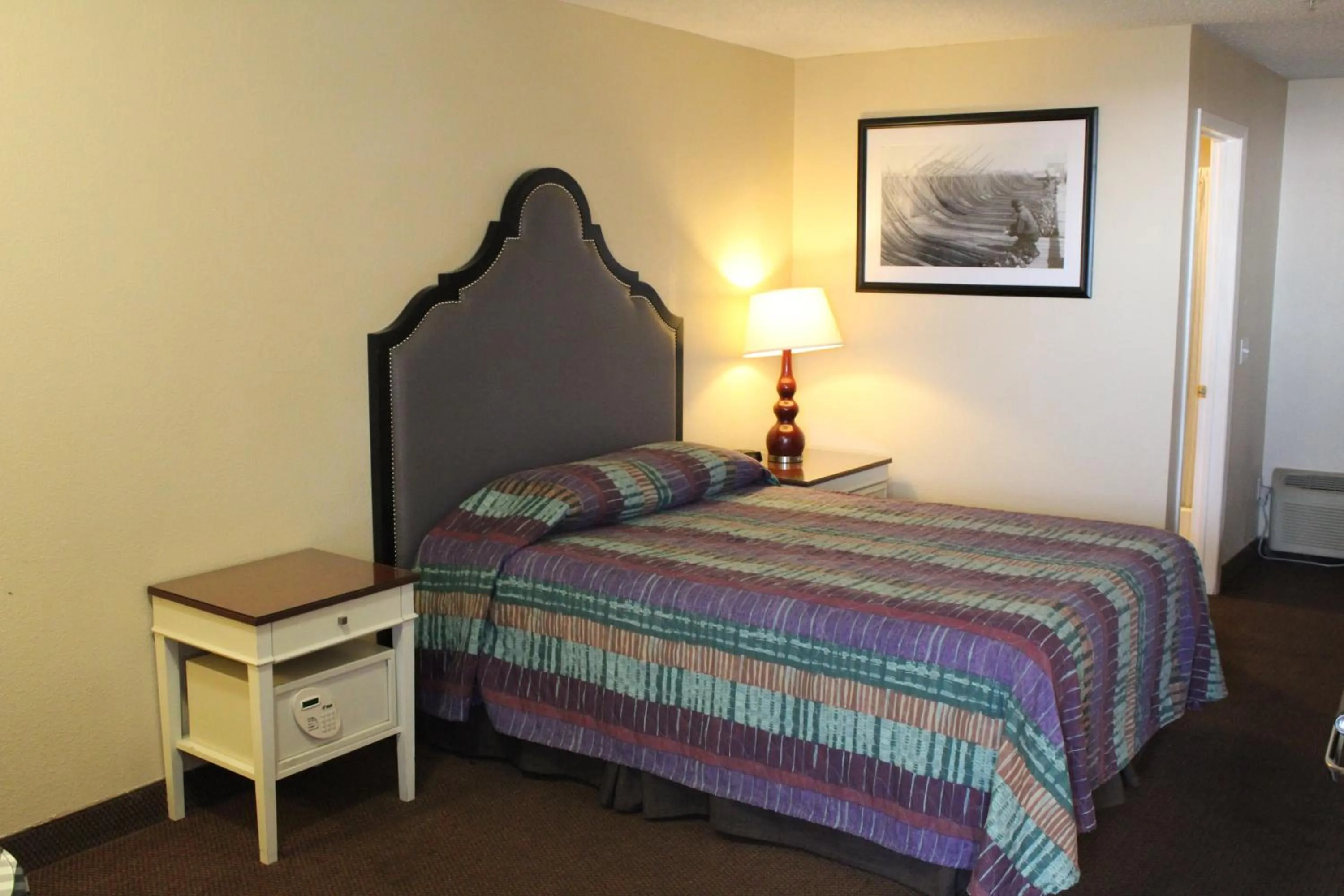 Bed in Knights Inn Pasco