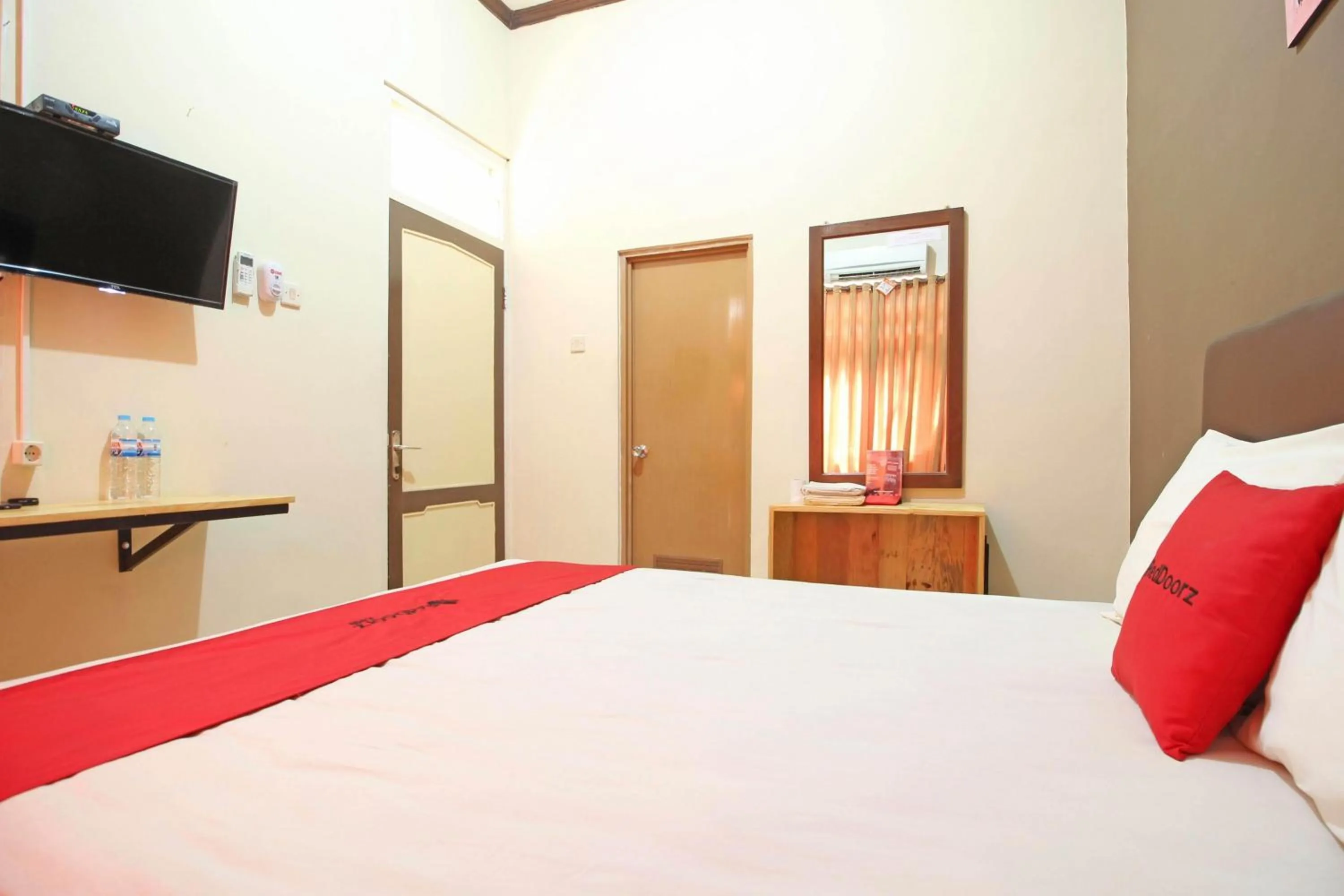 Bed in RedDoorz near Pojok Beteng Prawirotaman
