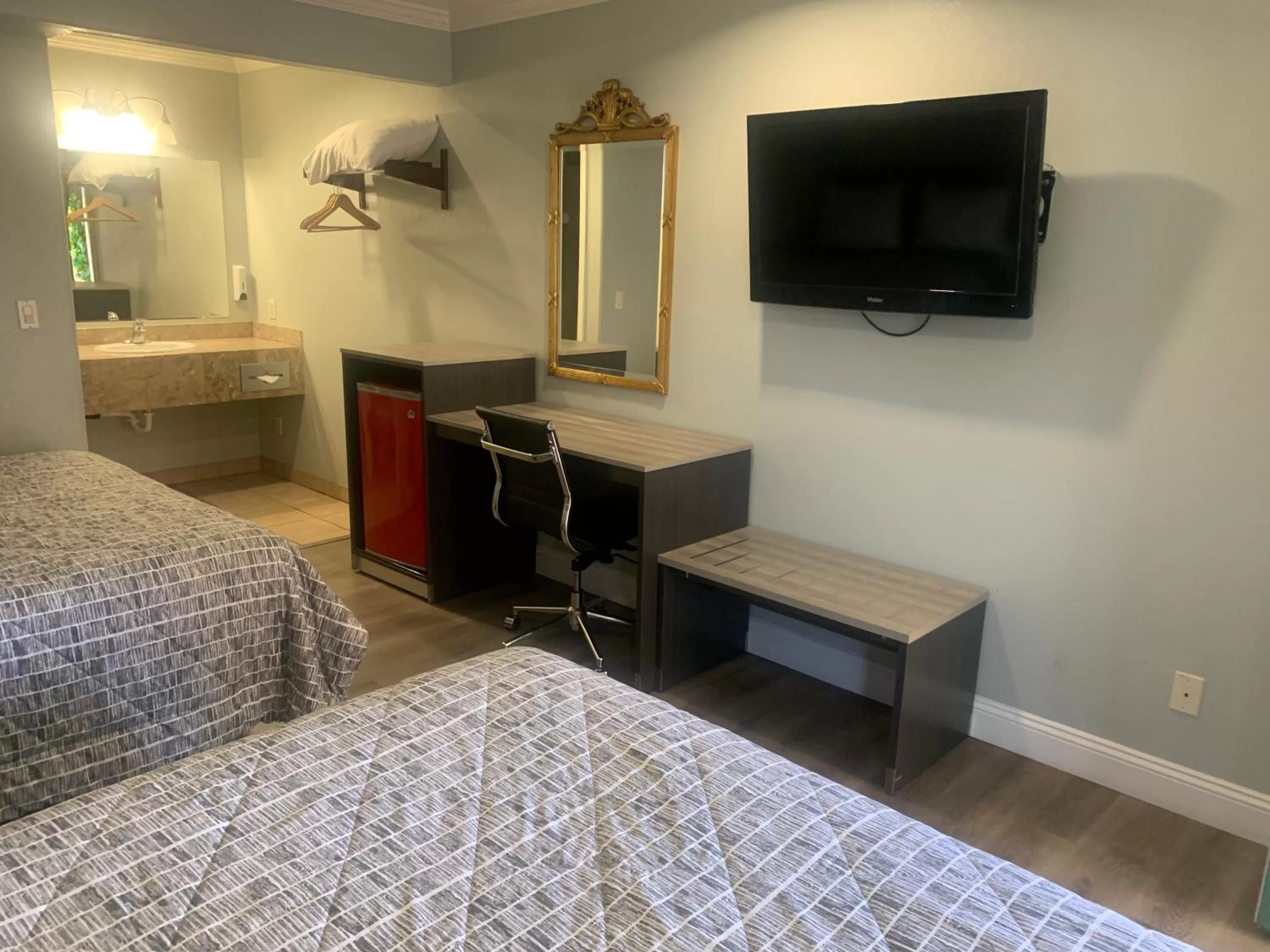 Bed in Monterey Oceanside Inn