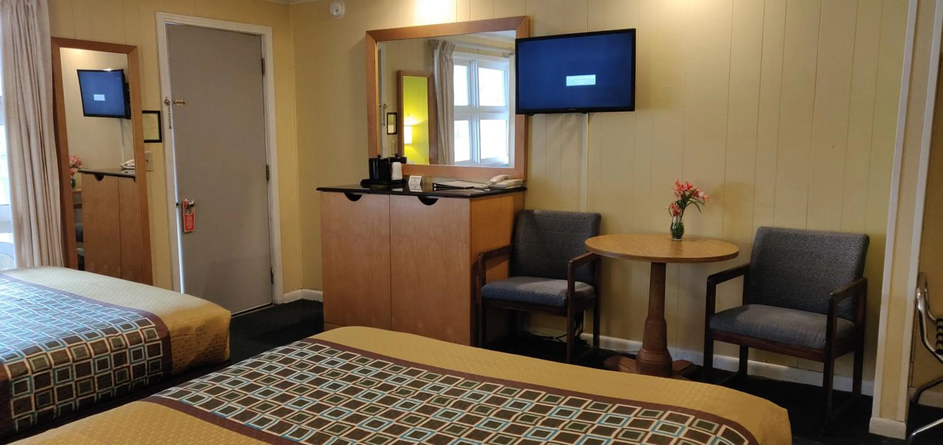 Bed in Pinebrook Motel