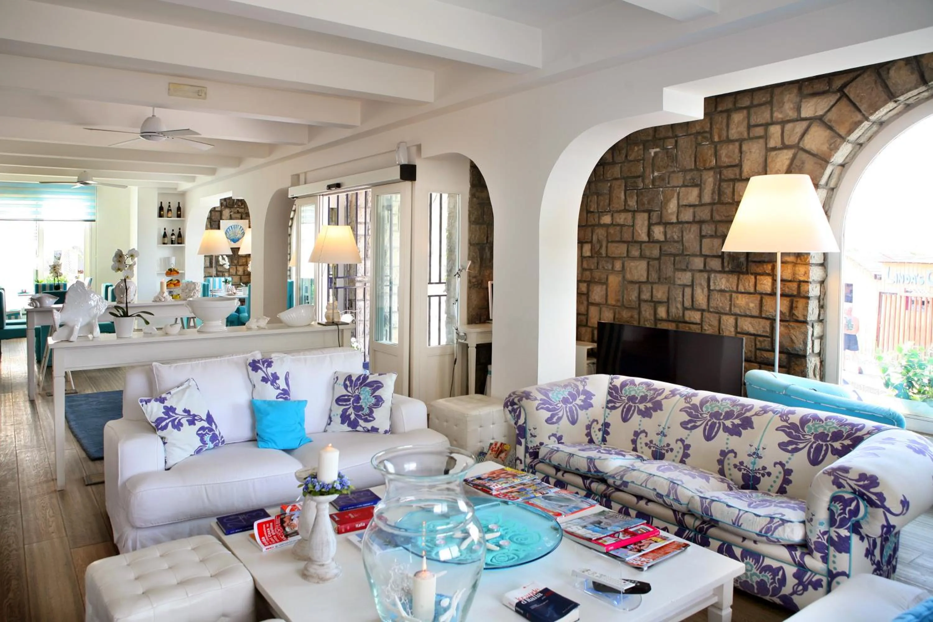 Communal lounge/ TV room in Le Ancore Hotel