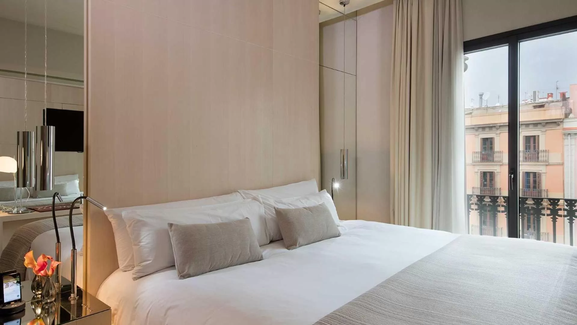 Nearby landmark, Bed in Cram Hotel