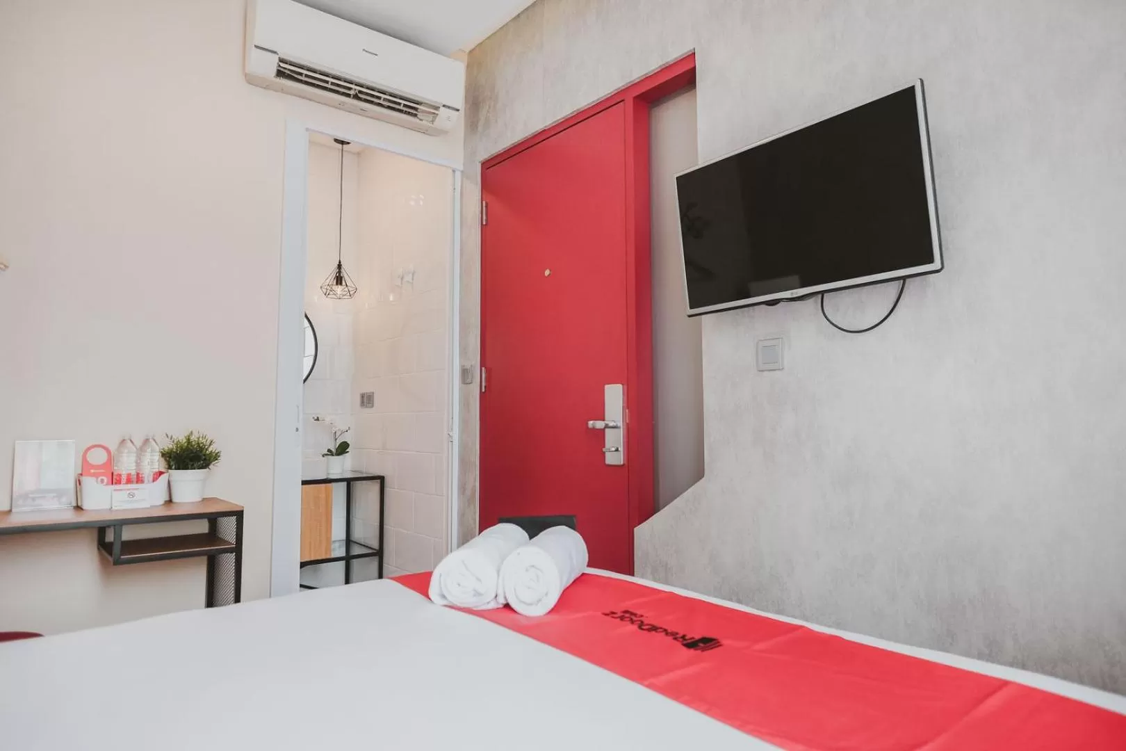TV and multimedia, Bed in RedDoorz Plus @ Thamrin
