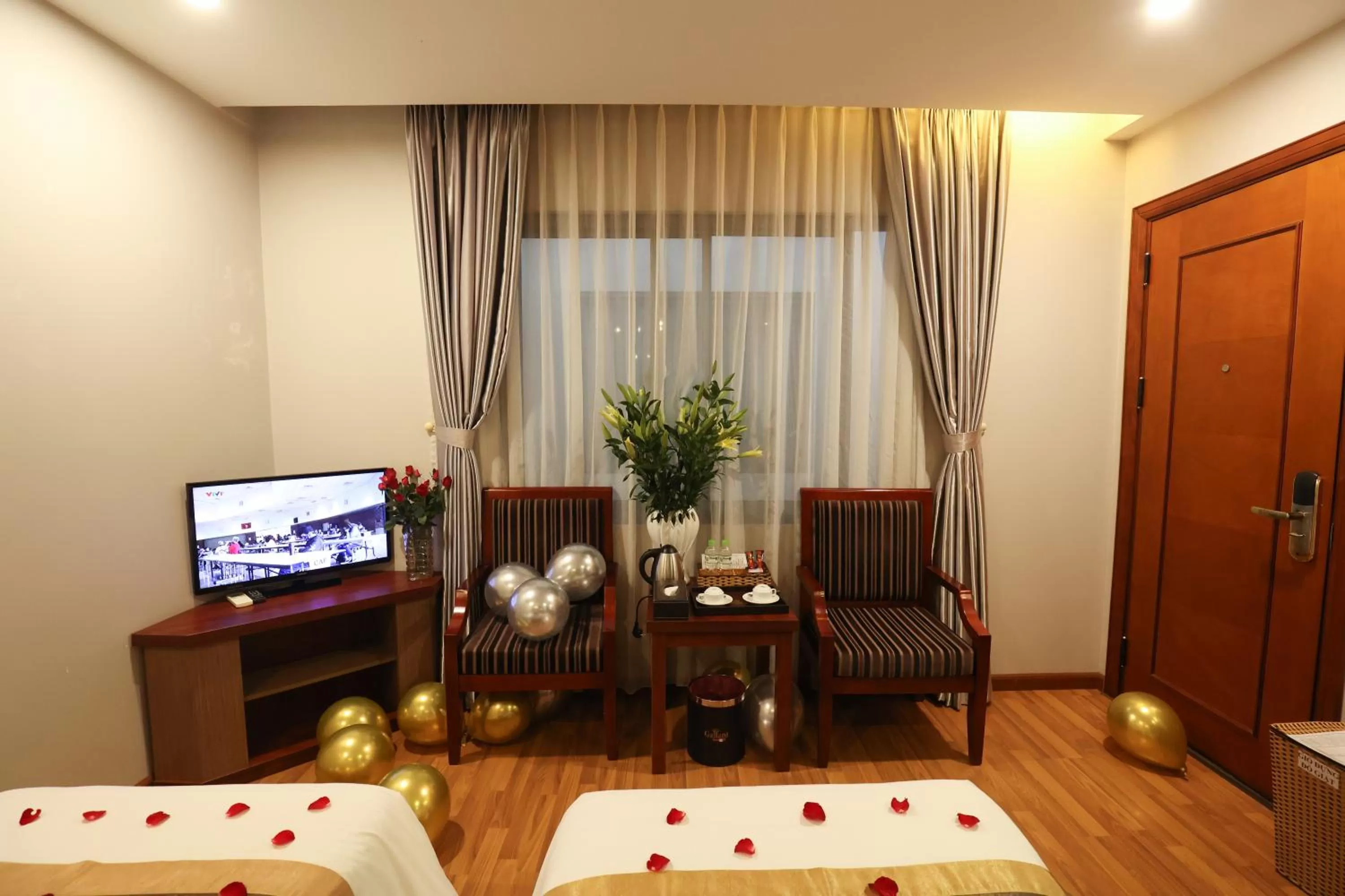 Communal lounge/ TV room, Bed in Gallant Hotel