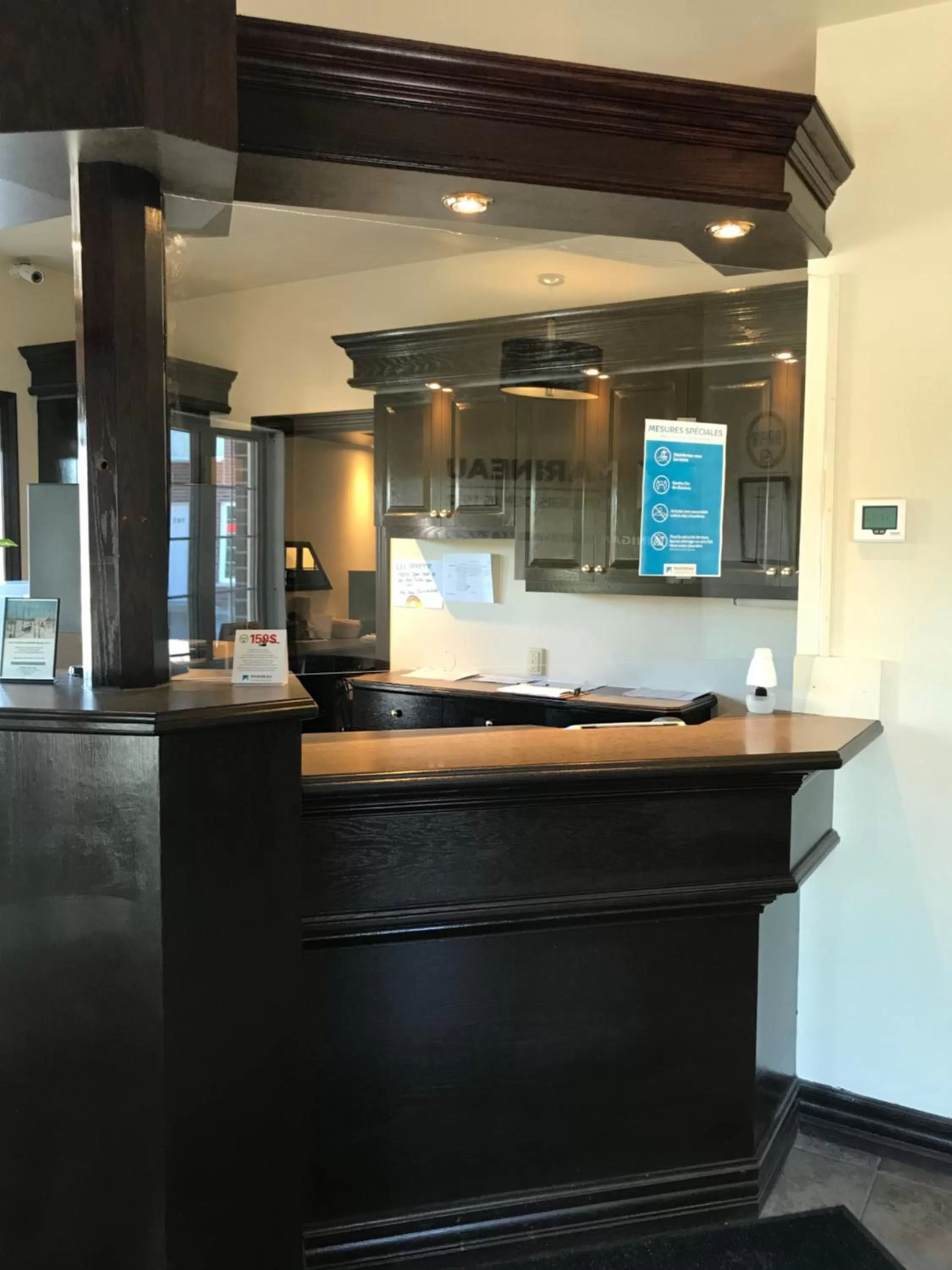 Lobby or reception in Hôtel Marineau Shawinigan