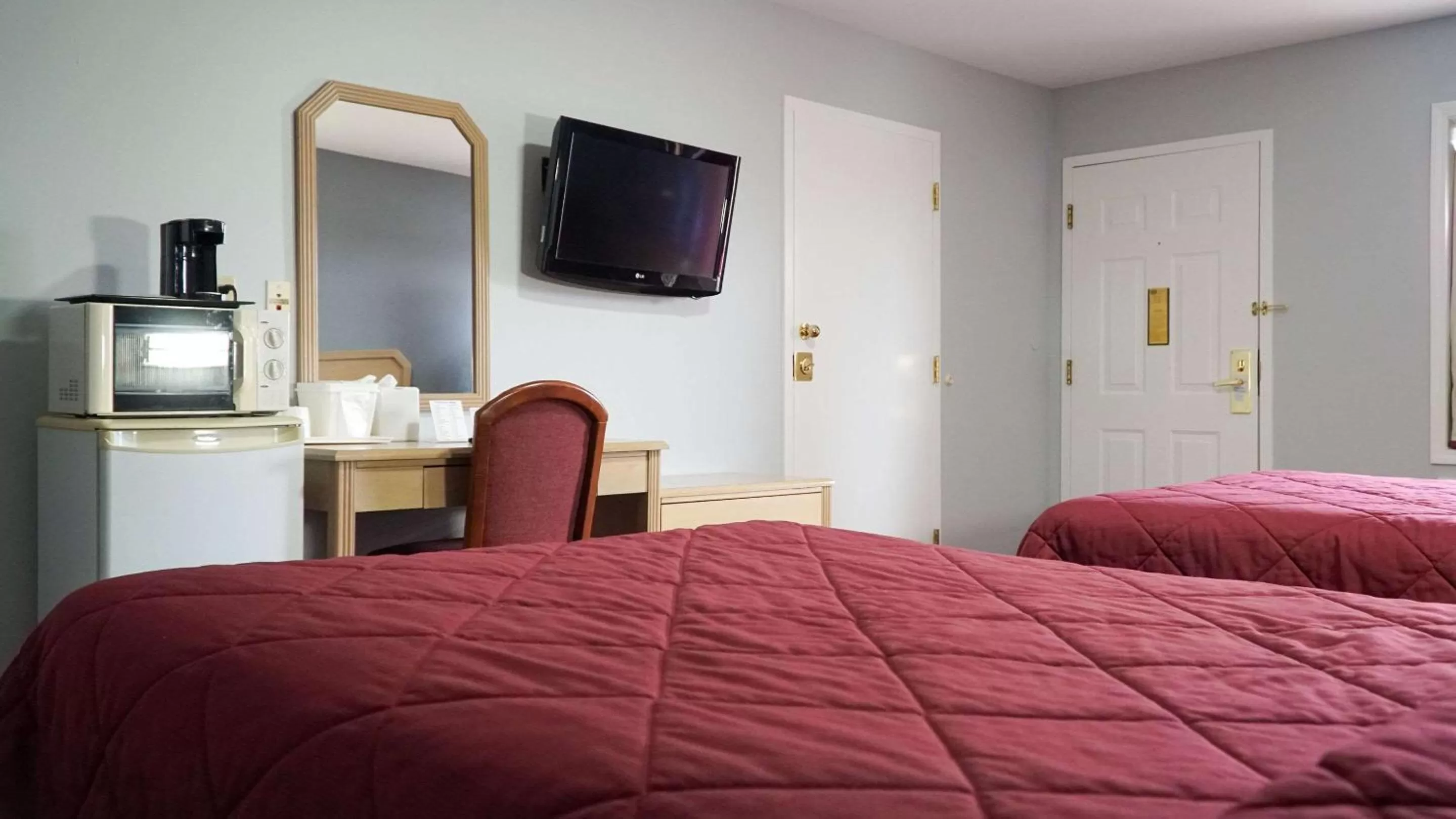 Photo of the whole room, Bed in Rodeway Inn