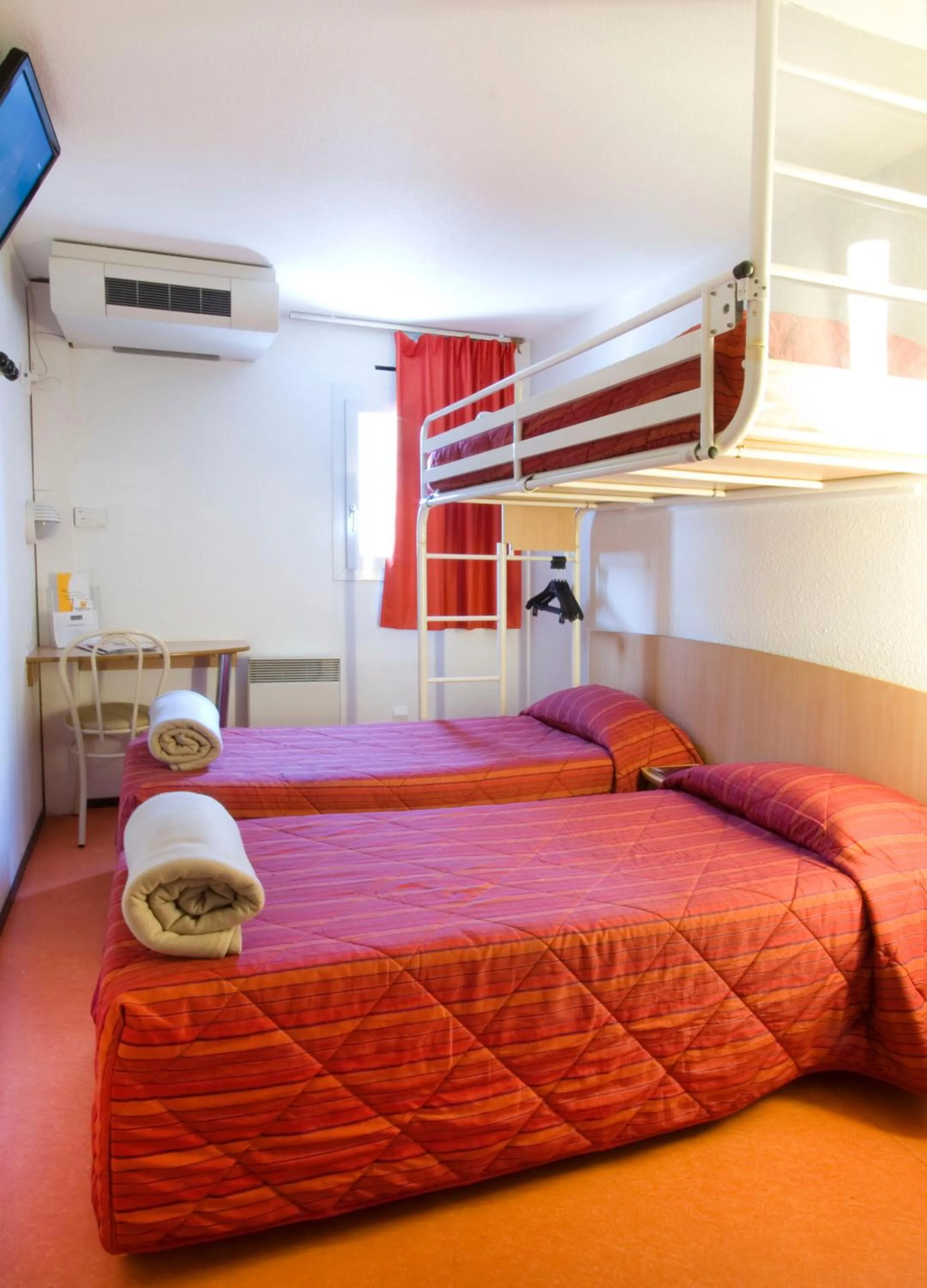 Photo of the whole room, Bed in Premiere Classe Le Blanc Mesnil