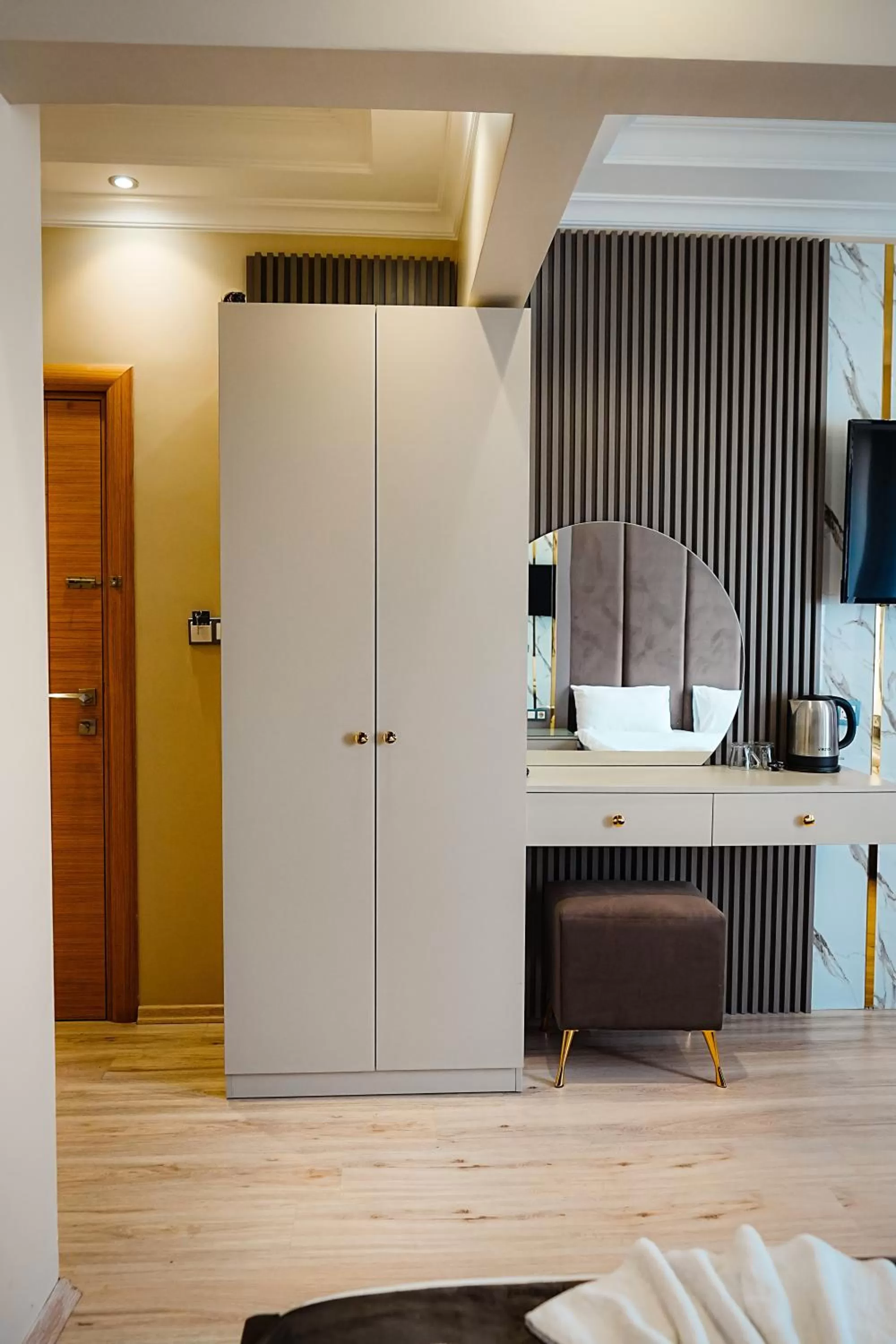 wardrobe, Bed in Reyyan Hotel