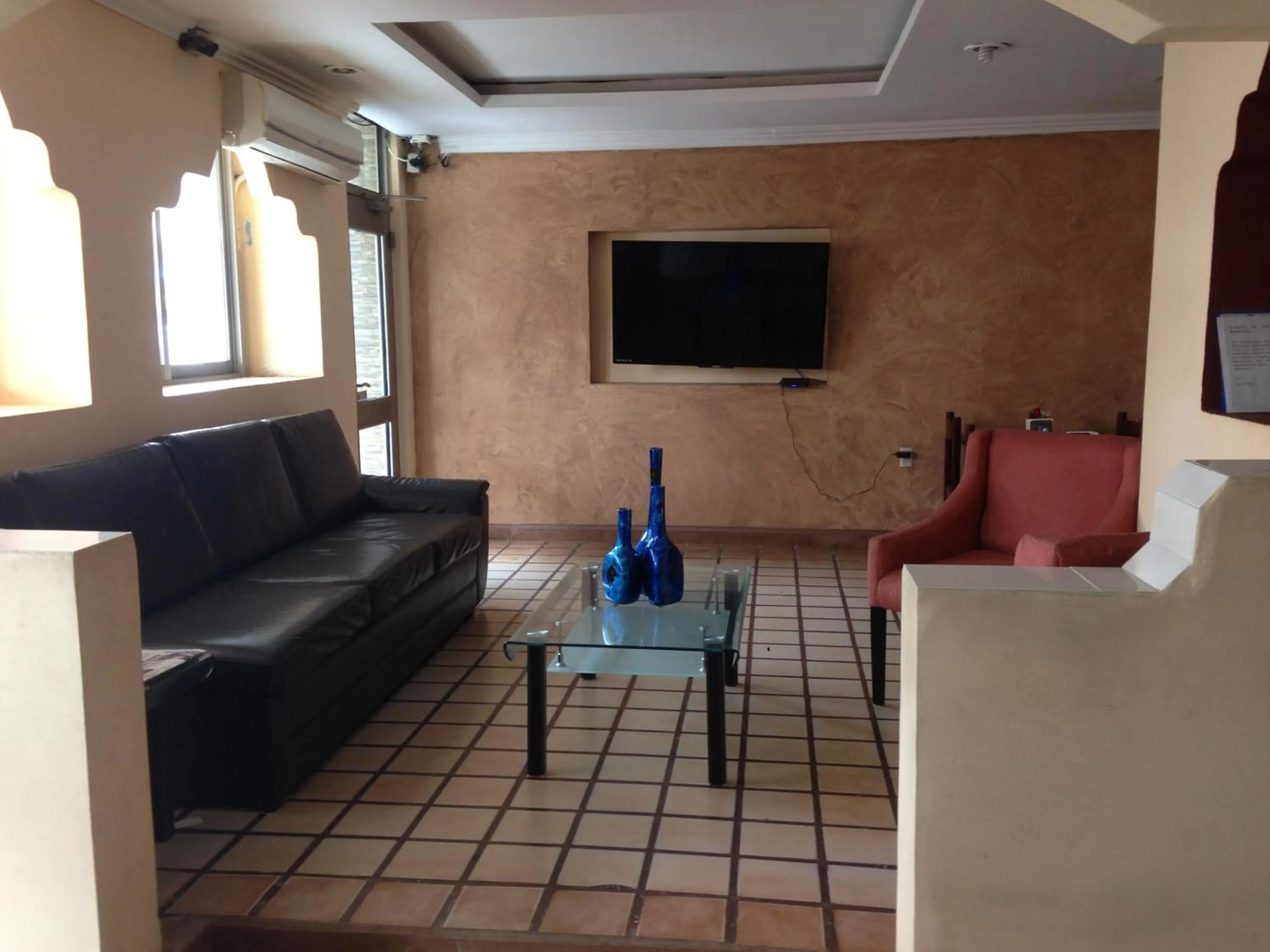 Communal lounge/ TV room in Hotel Moreno