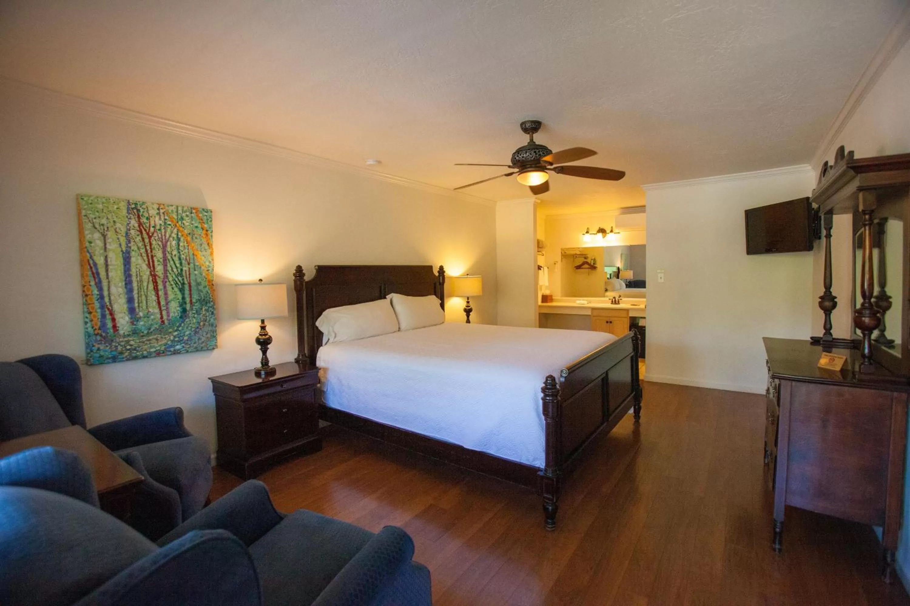 Photo of the whole room, Bed in The Jack London Lodge