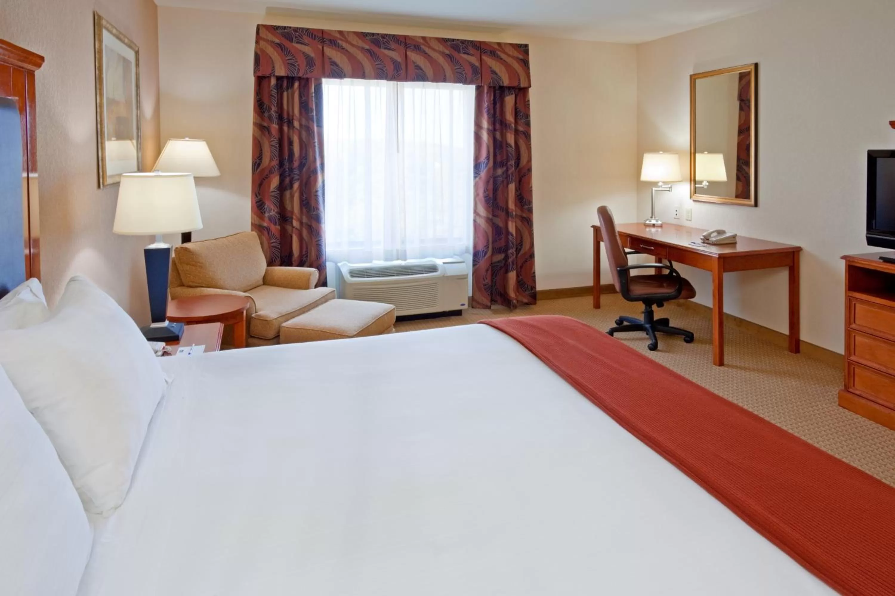 King Room - Hearing Accessible - Non-Smoking in Holiday Inn Express & Suites Albany Airport Area - Latham by IHG