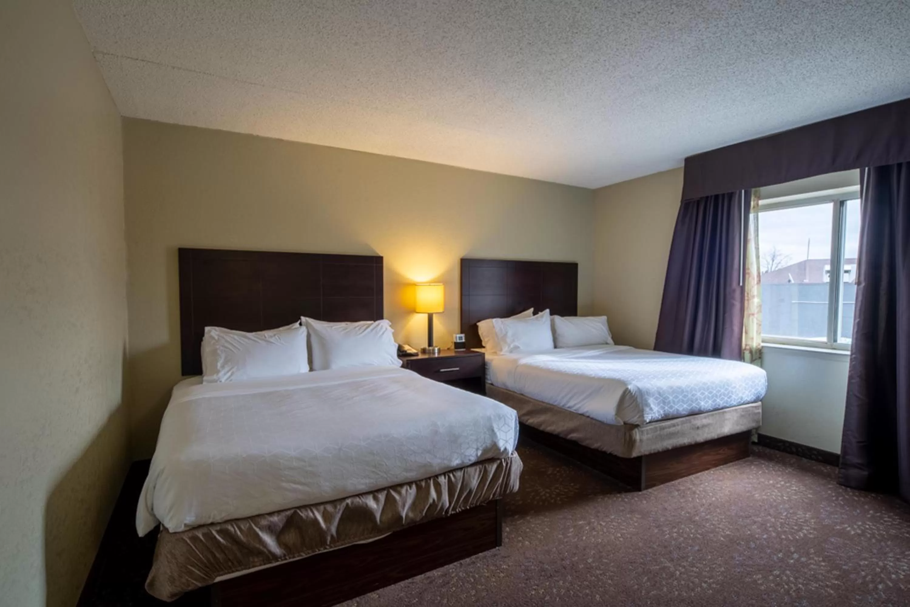 Bed in Holiday Inn Express Hotel & Suites Pittsburgh Airport by IHG
