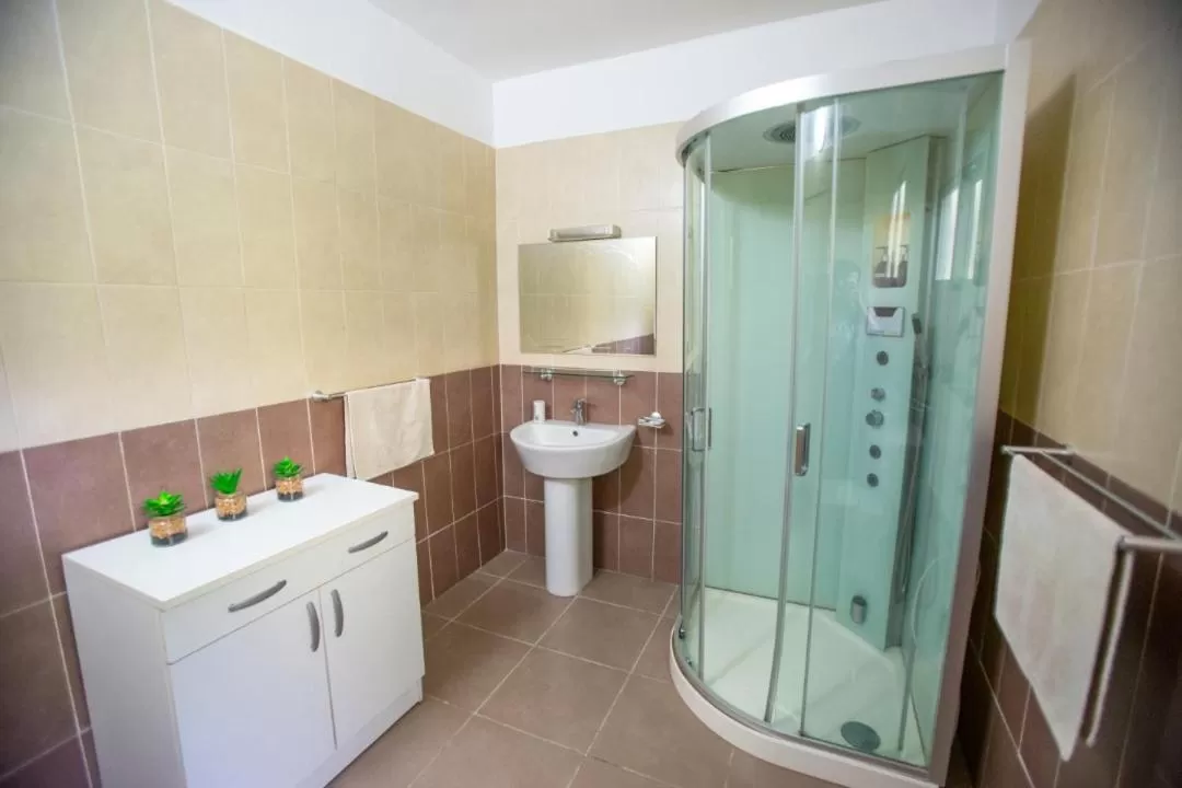 Shower, Bathroom in Villa Ayaba