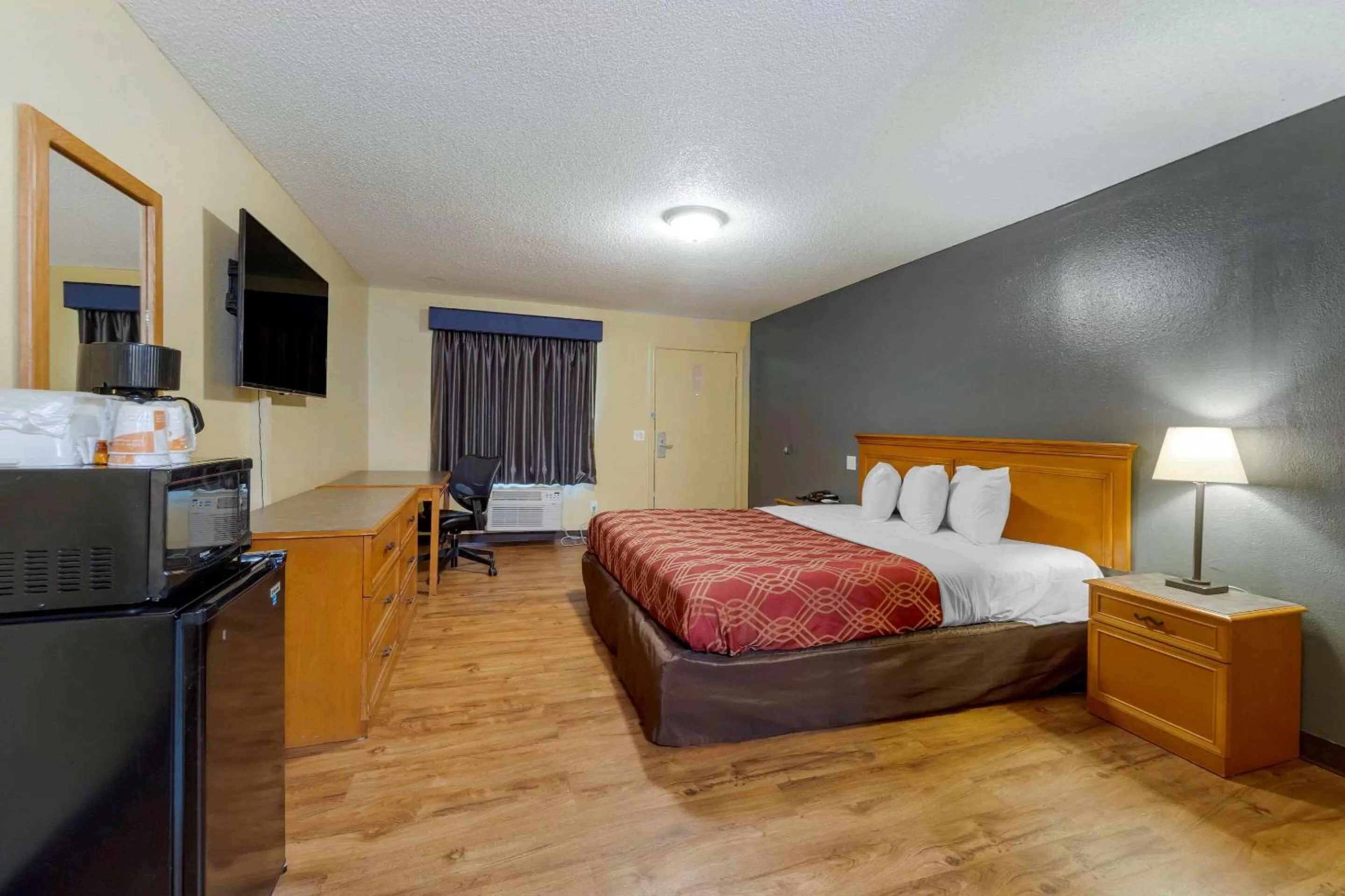 Photo of the whole room, Bed in Econo Lodge