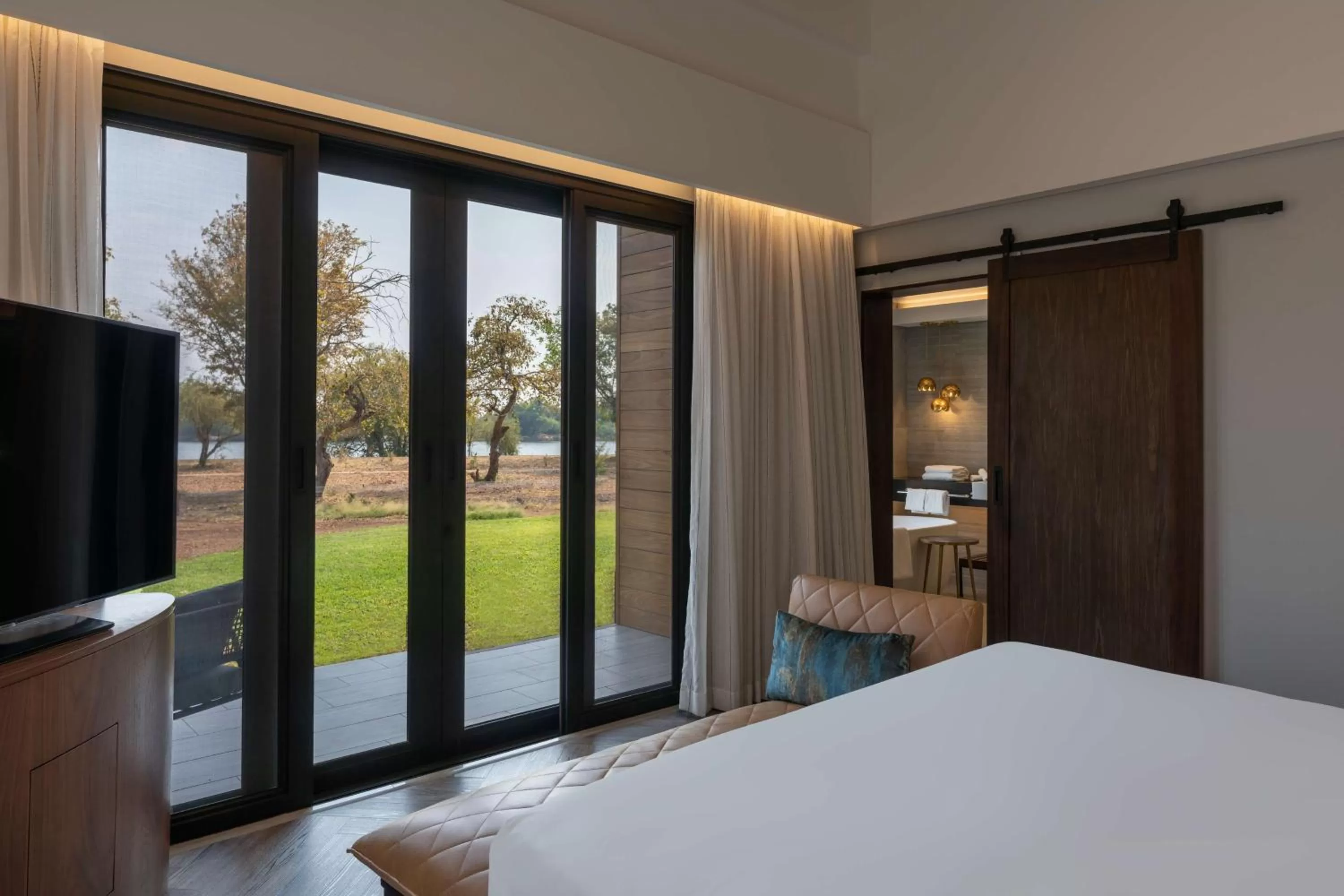 Photo of the whole room, Bed in Radisson Blu Mosi-oa-Tunya Livingstone Resort