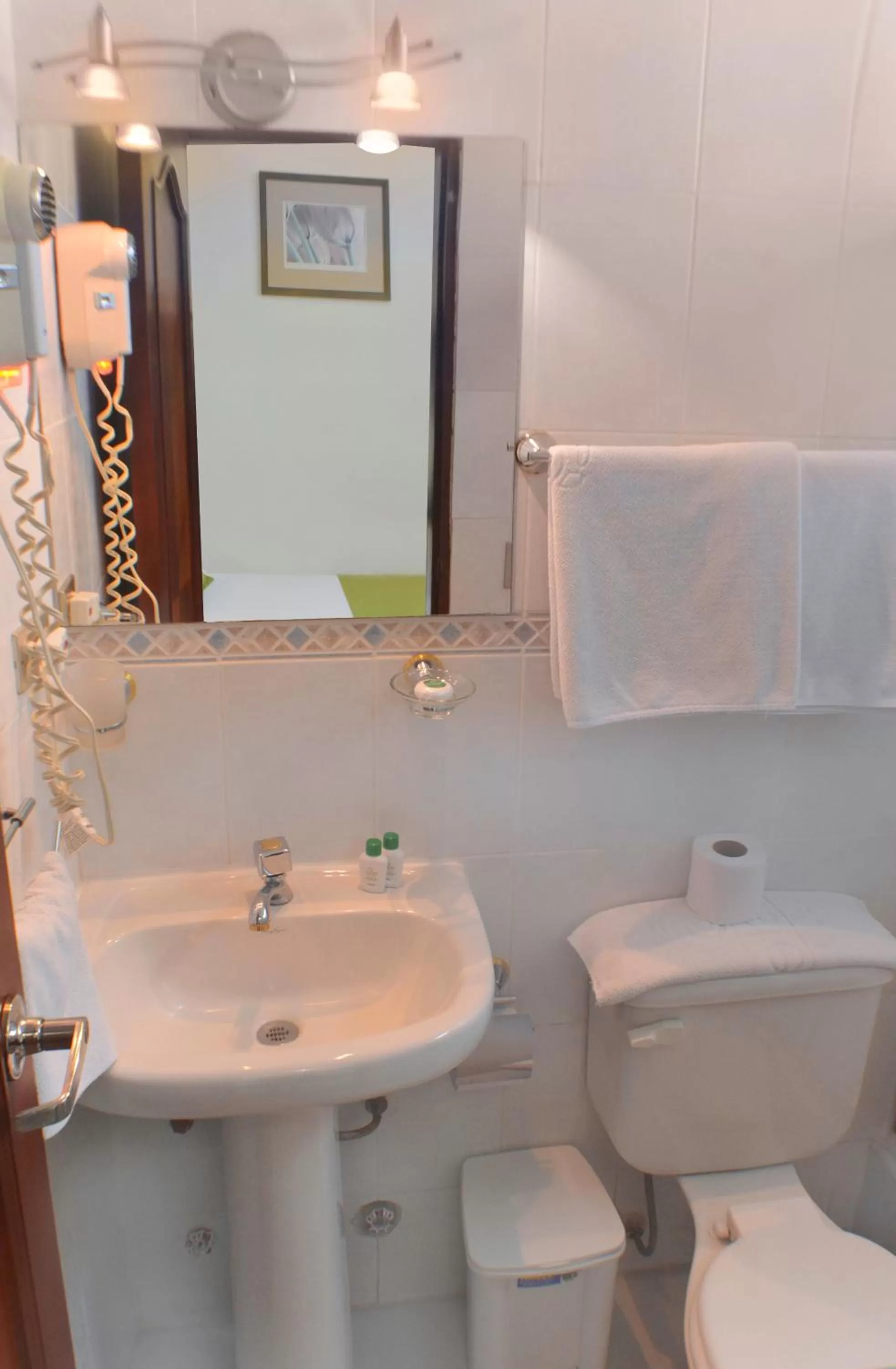 Bathroom in Hotel Castell - Cerca Del Aeropuerto