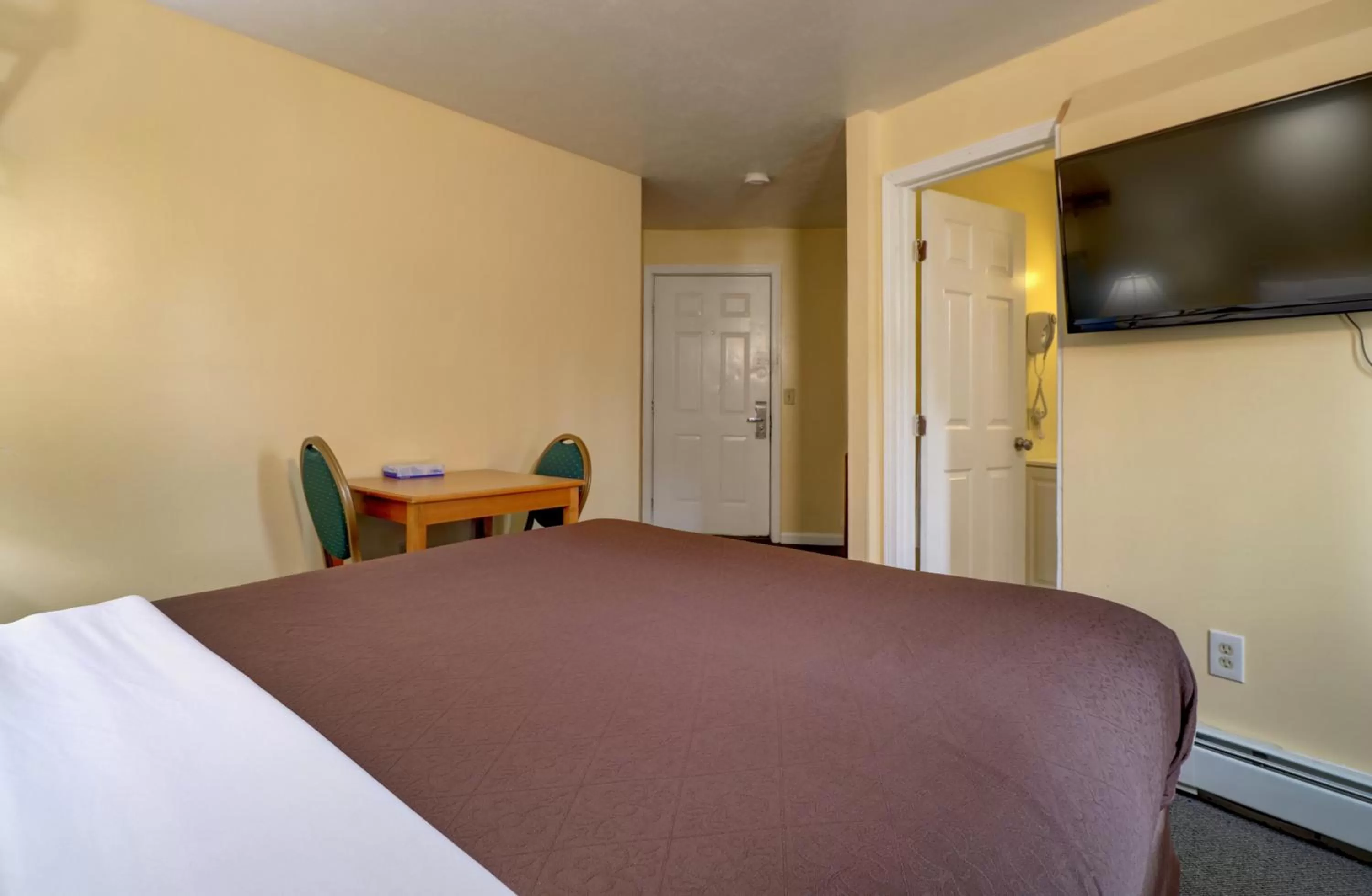 Photo of the whole room, Bed in Classic Inn