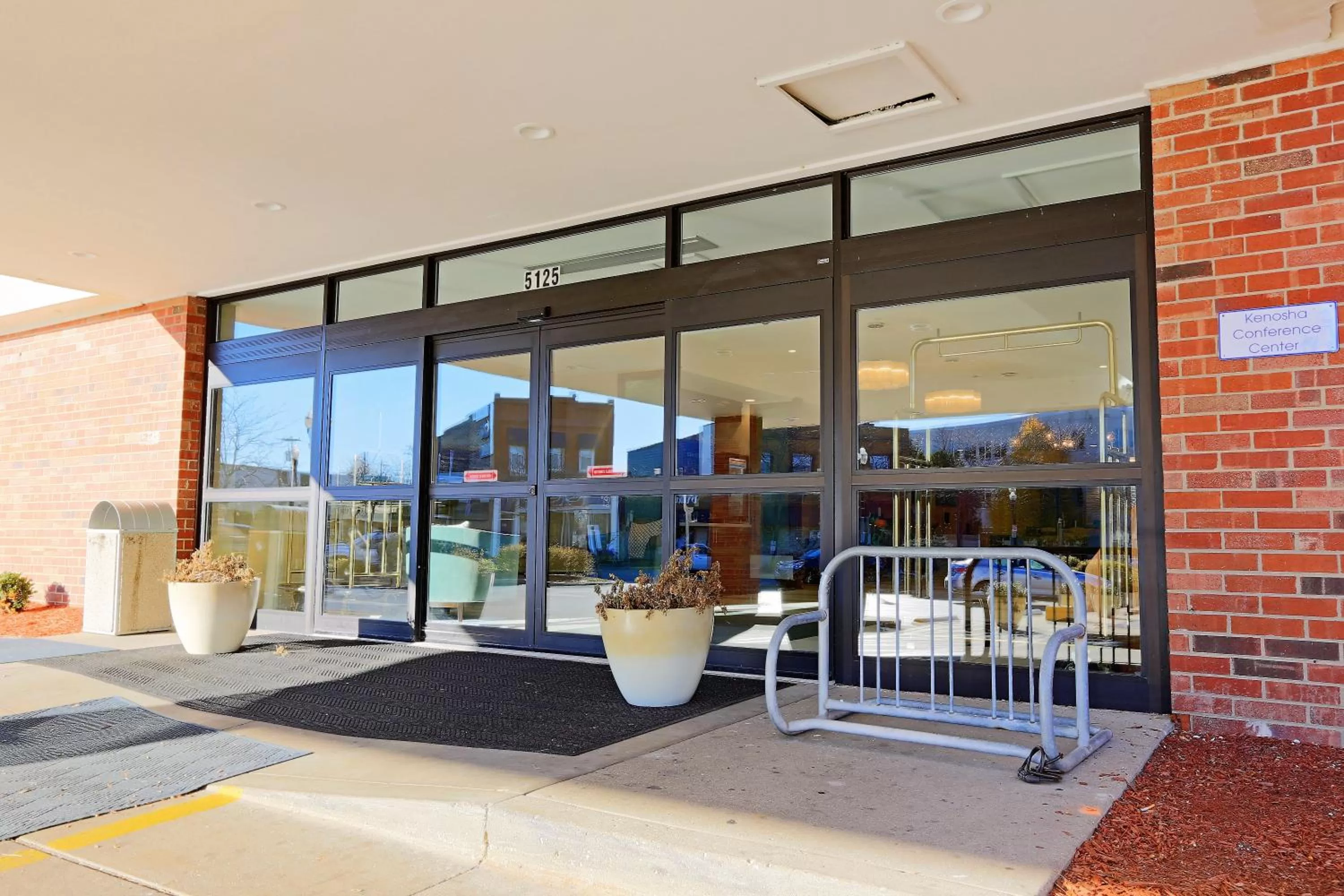 Facade/entrance in Wyndham Garden Kenosha Harborside