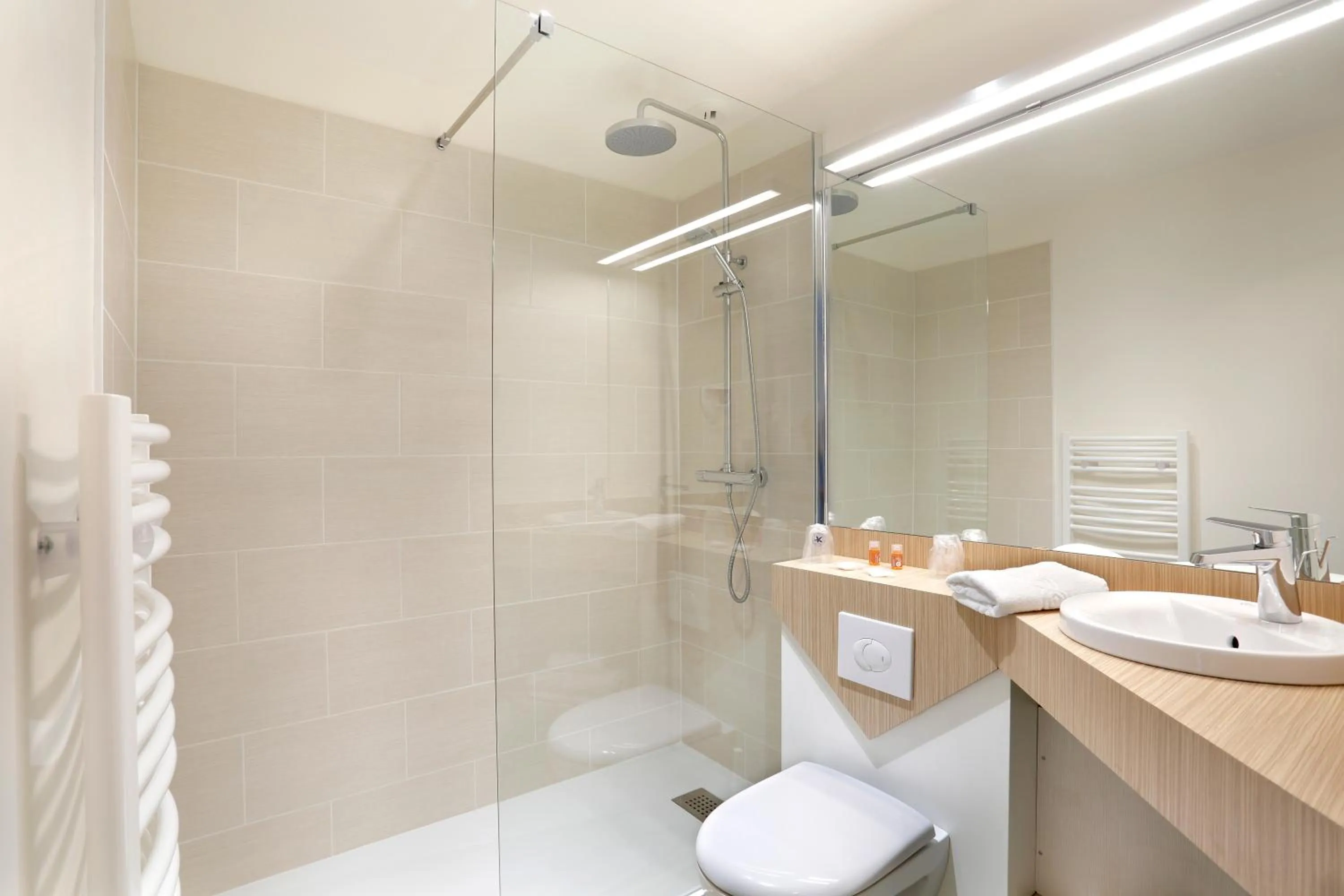 Shower, Bathroom in The Originals Access, Hotel Aries, Argentan (Inter-Hotel)